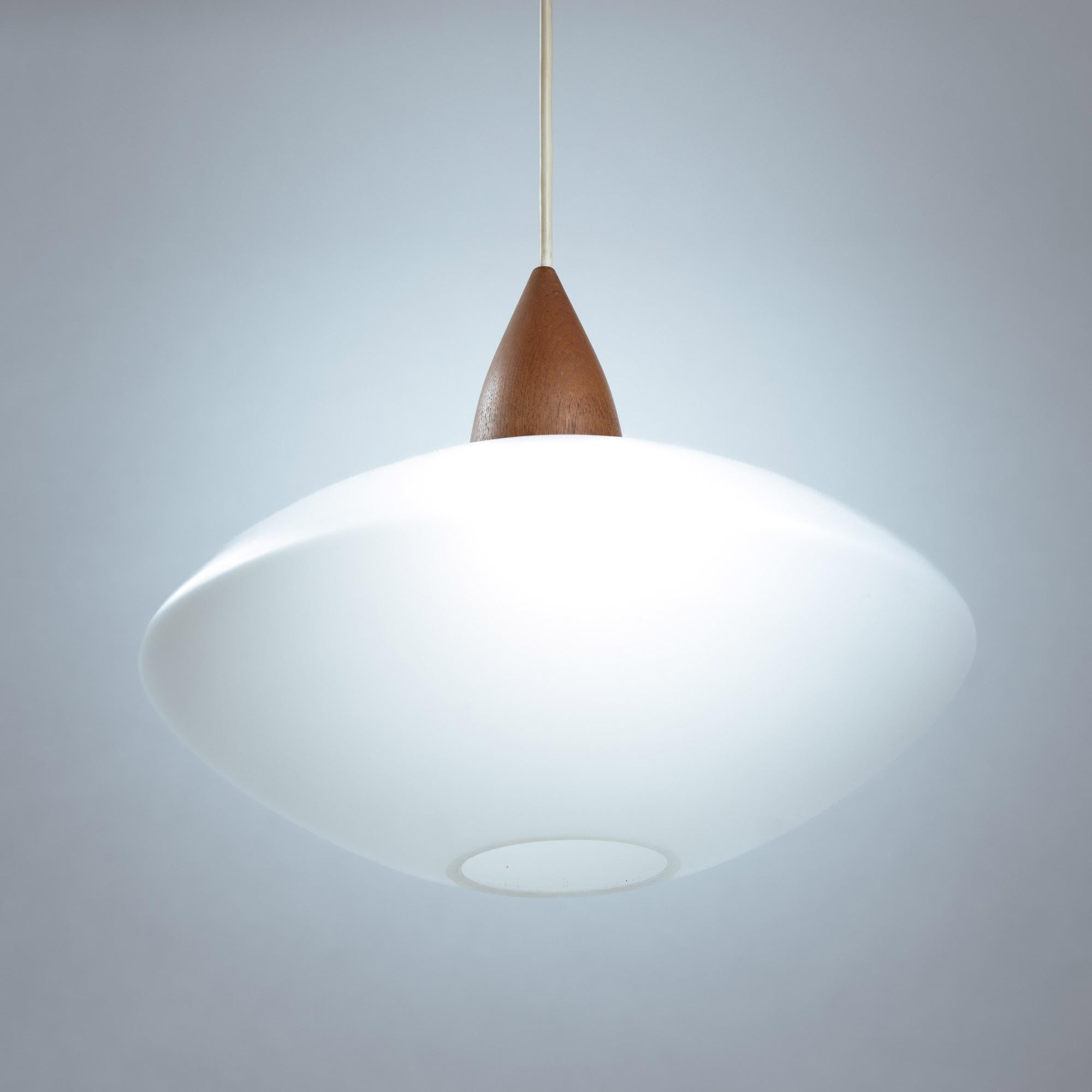 white opaline teak pedant Uno & Östen Kristiansson en Excelente estado para la venta en Zevenaar, NL