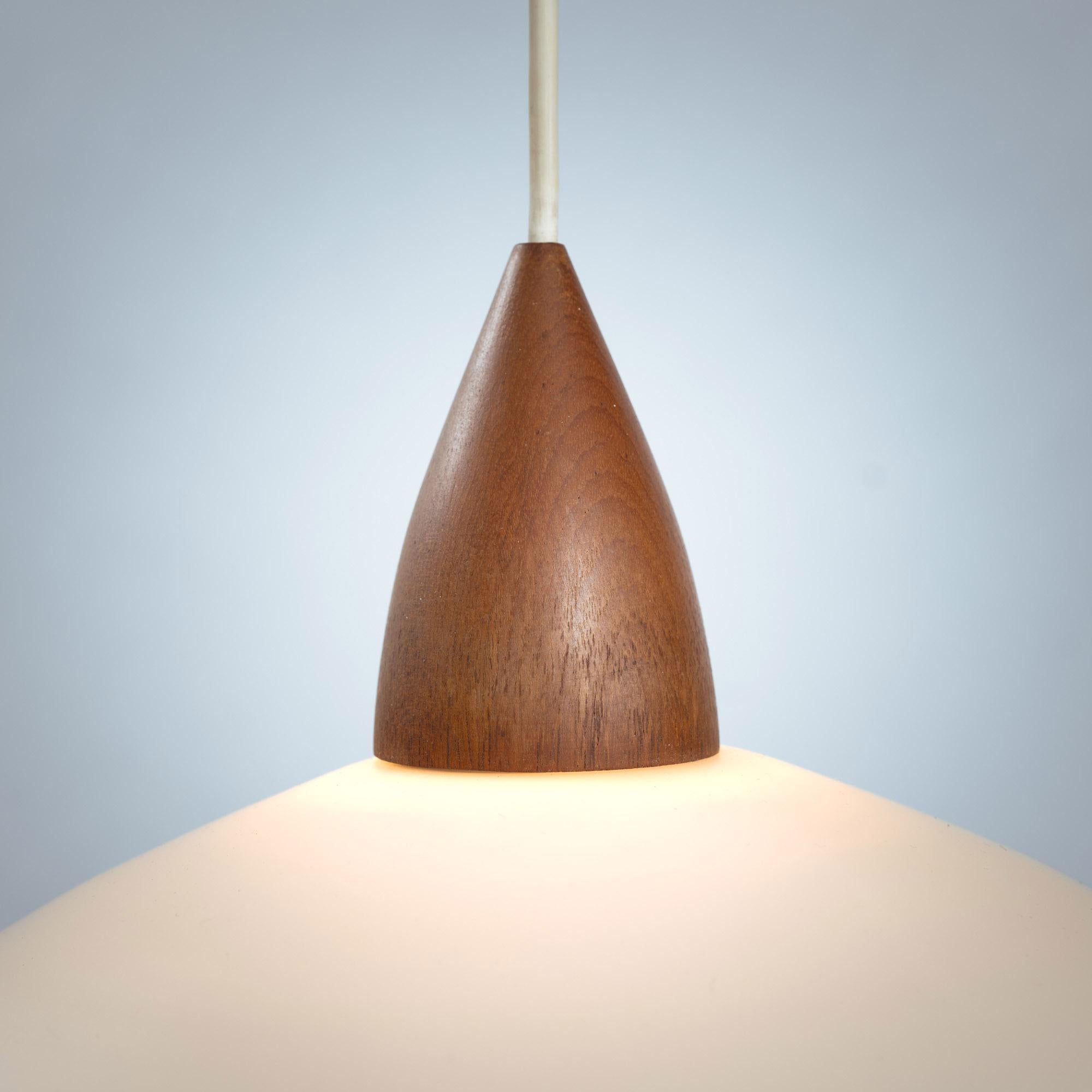 white opaline teak pedant Uno & Östen Kristiansson mediados del siglo XX en venta