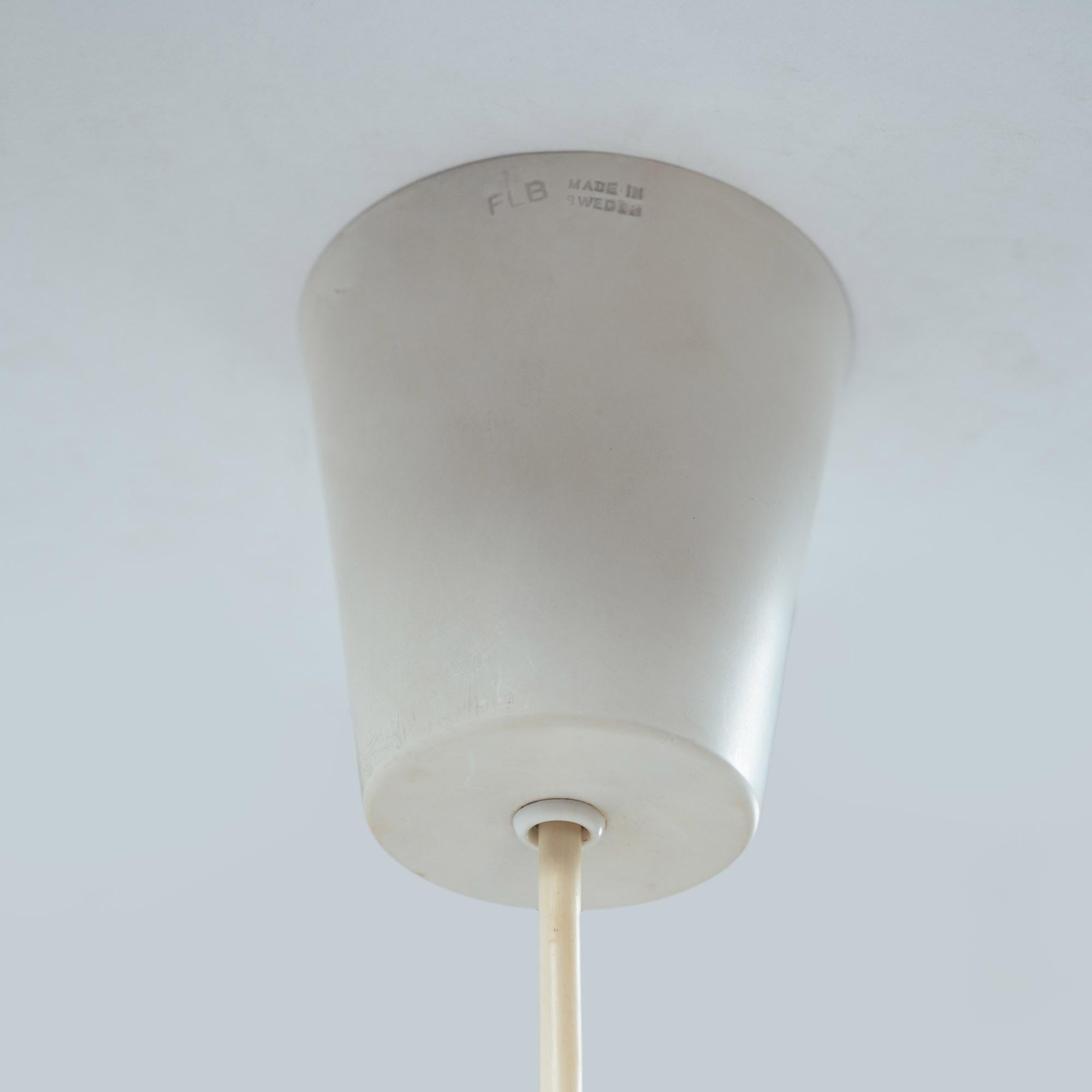 white opaline teak pedant Uno & Östen Kristiansson Vidrio opalino en venta