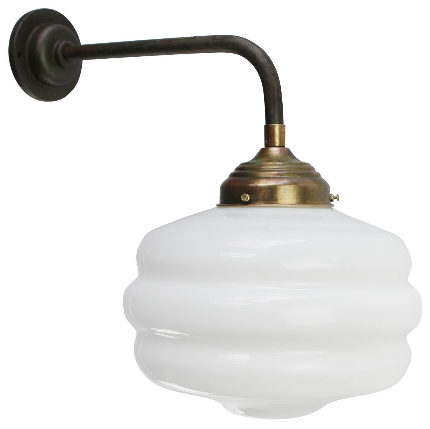 Apliques de Pared de Hierro Fundido Blanco Opalino Vintage de Mediados de Siglo Moderno de mediados de siglo en venta