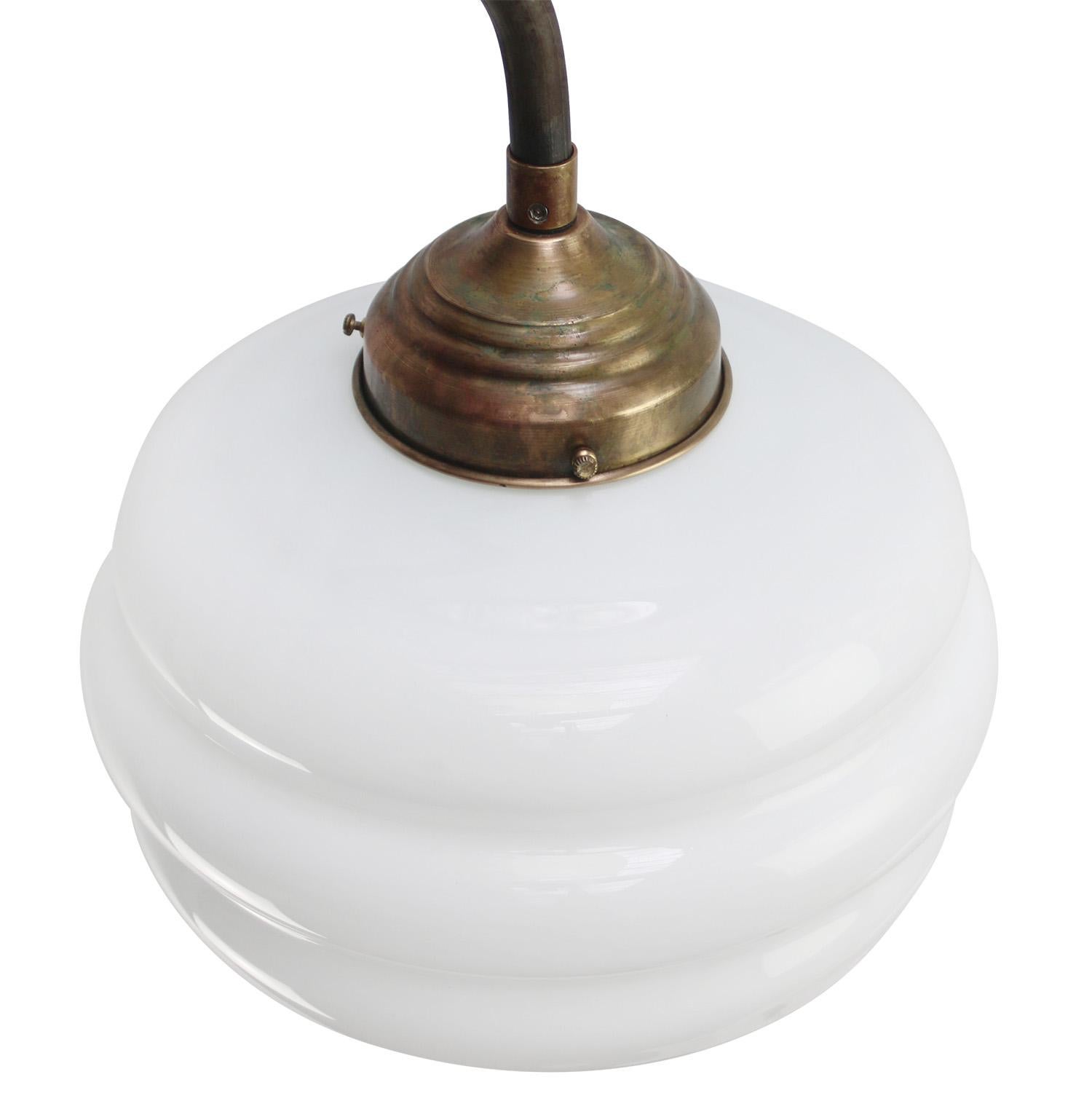 Apliques de Pared de Hierro Fundido Blanco Opalino Vintage de Mediados de Siglo Holandés en venta