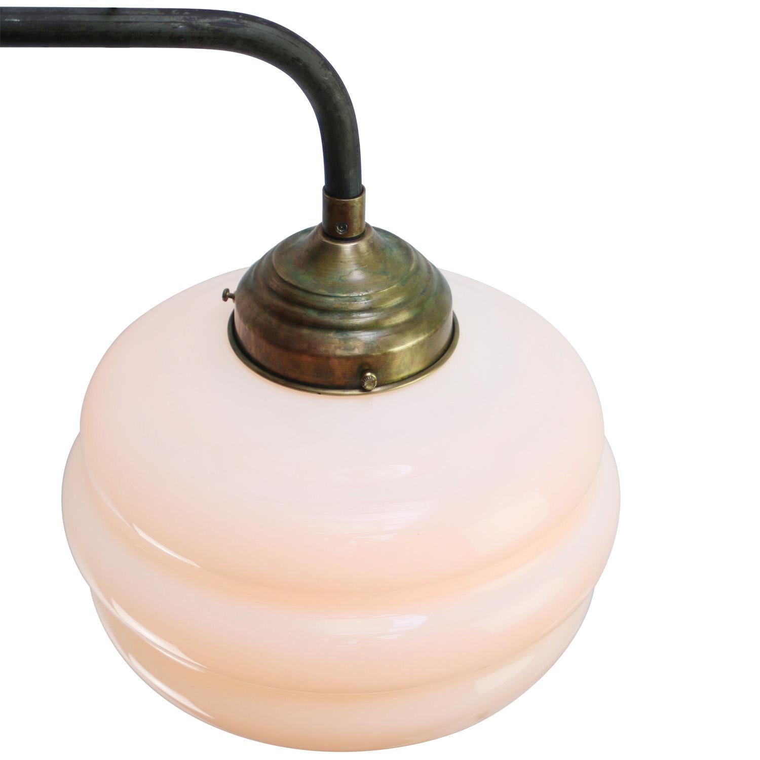 Apliques de Pared de Hierro Fundido Blanco Opalino Vintage de Mediados de Siglo Vaciado en venta