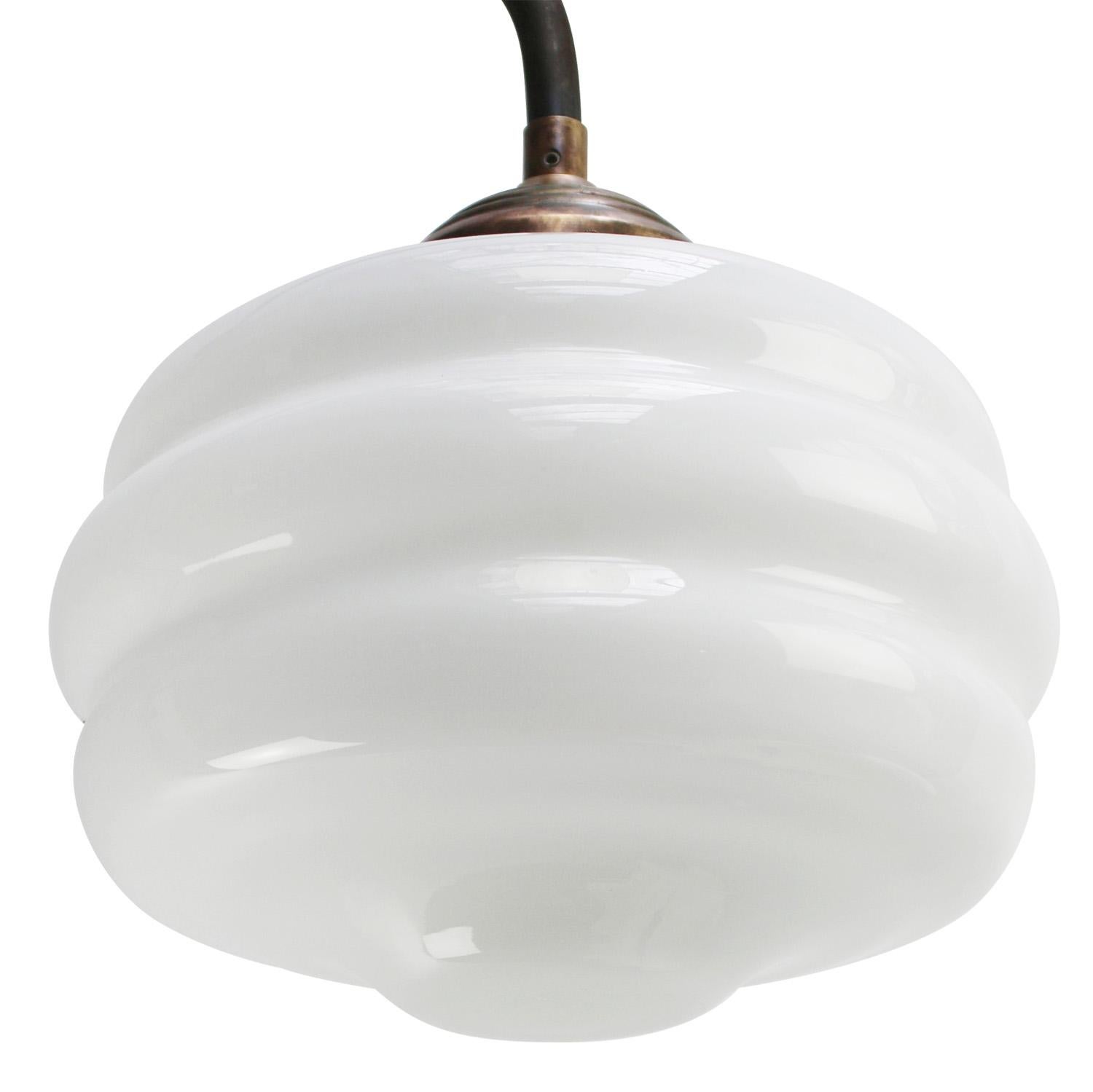 Apliques de Pared de Hierro Fundido Blanco Opalino Vintage de Mediados de Siglo en Bueno estado para la venta en Amsterdam, NL