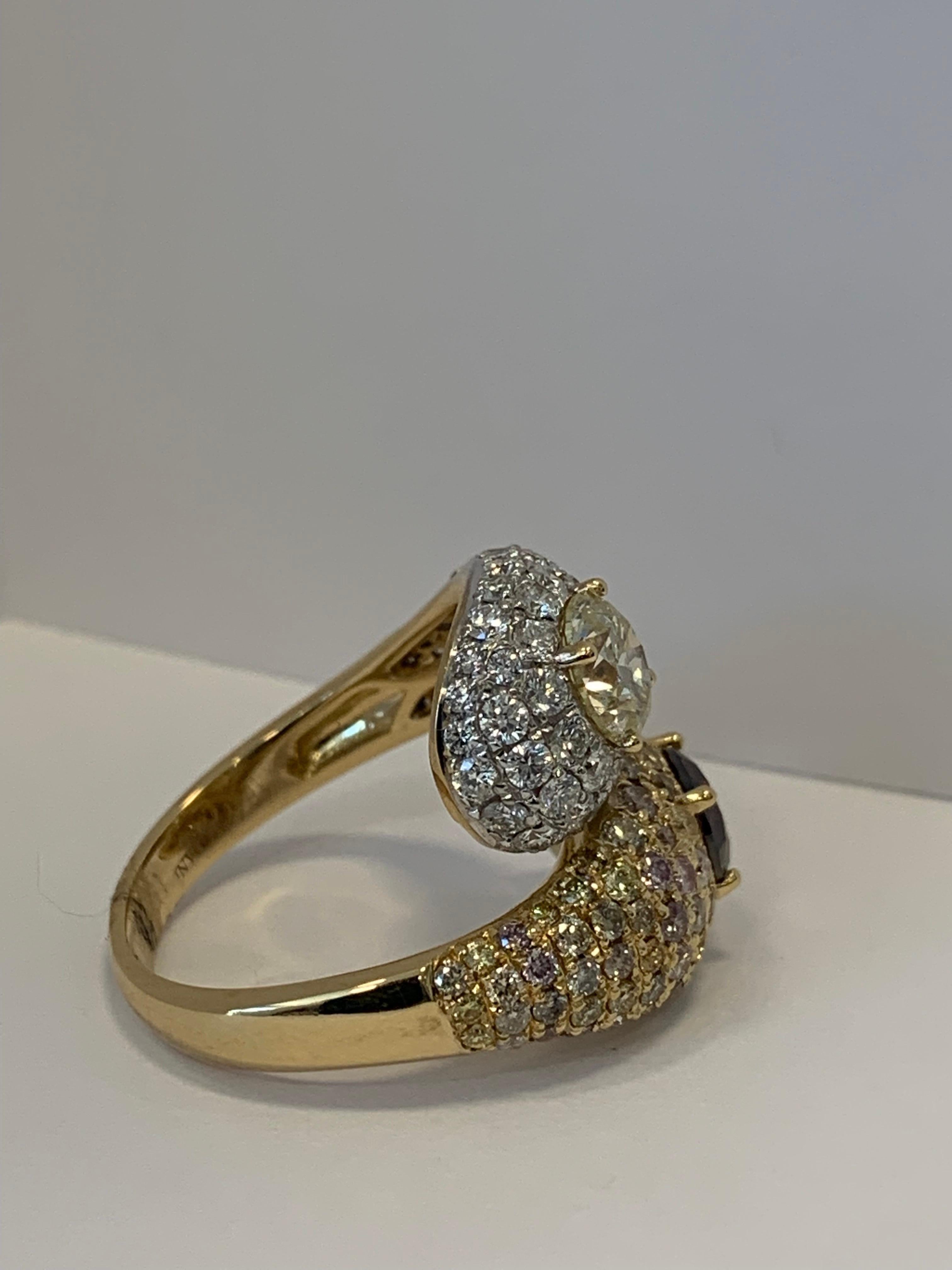 Weißer, orangefarbener und mehrfarbiger Diamantring aus 18KYG TDW mit 4,65 Karat Diamant im Zustand „Neu“ im Angebot in Trumbull, CT