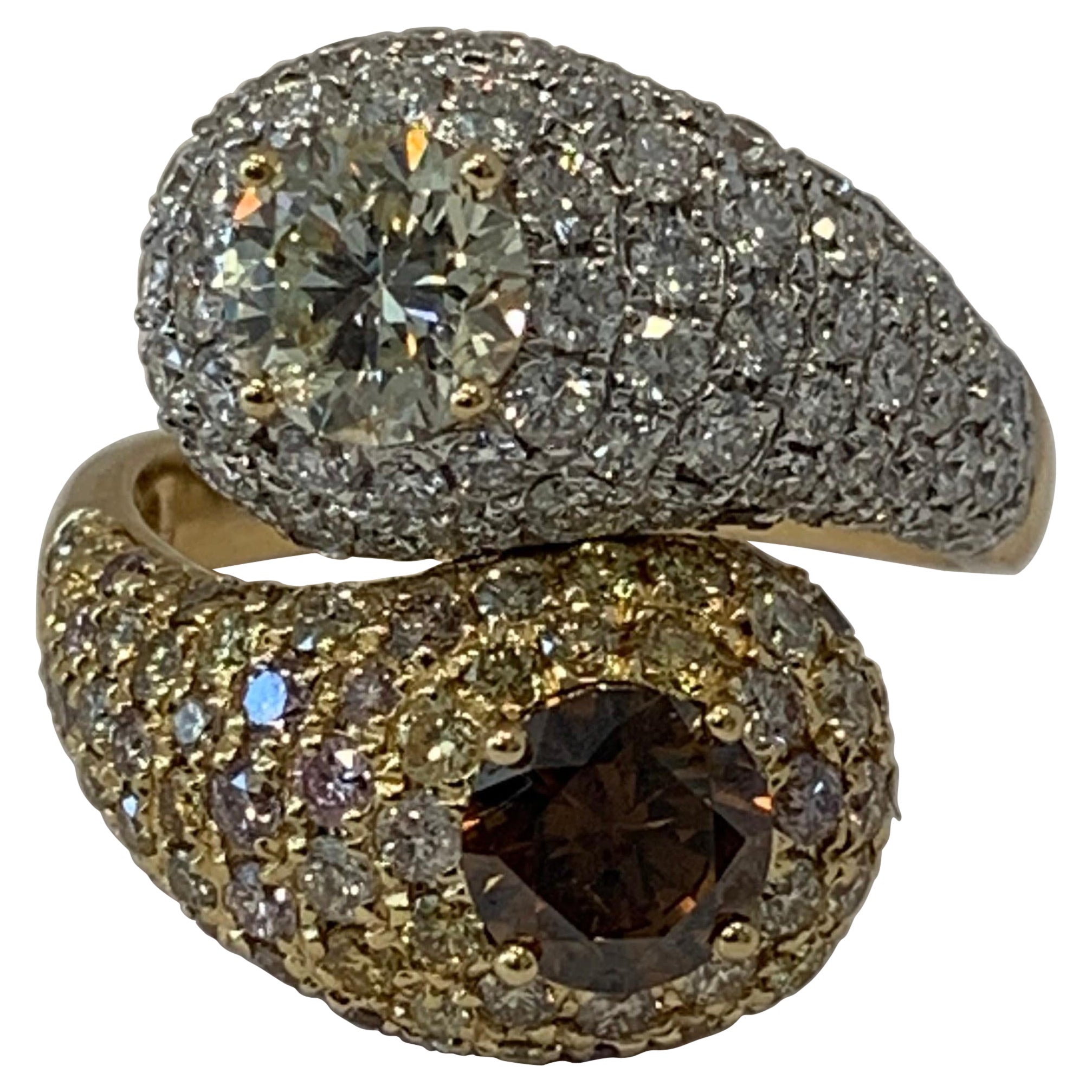 Anello con diamante bianco arancione e multicolore incastonato in 18KYG TDW da 4,65 carati in vendita