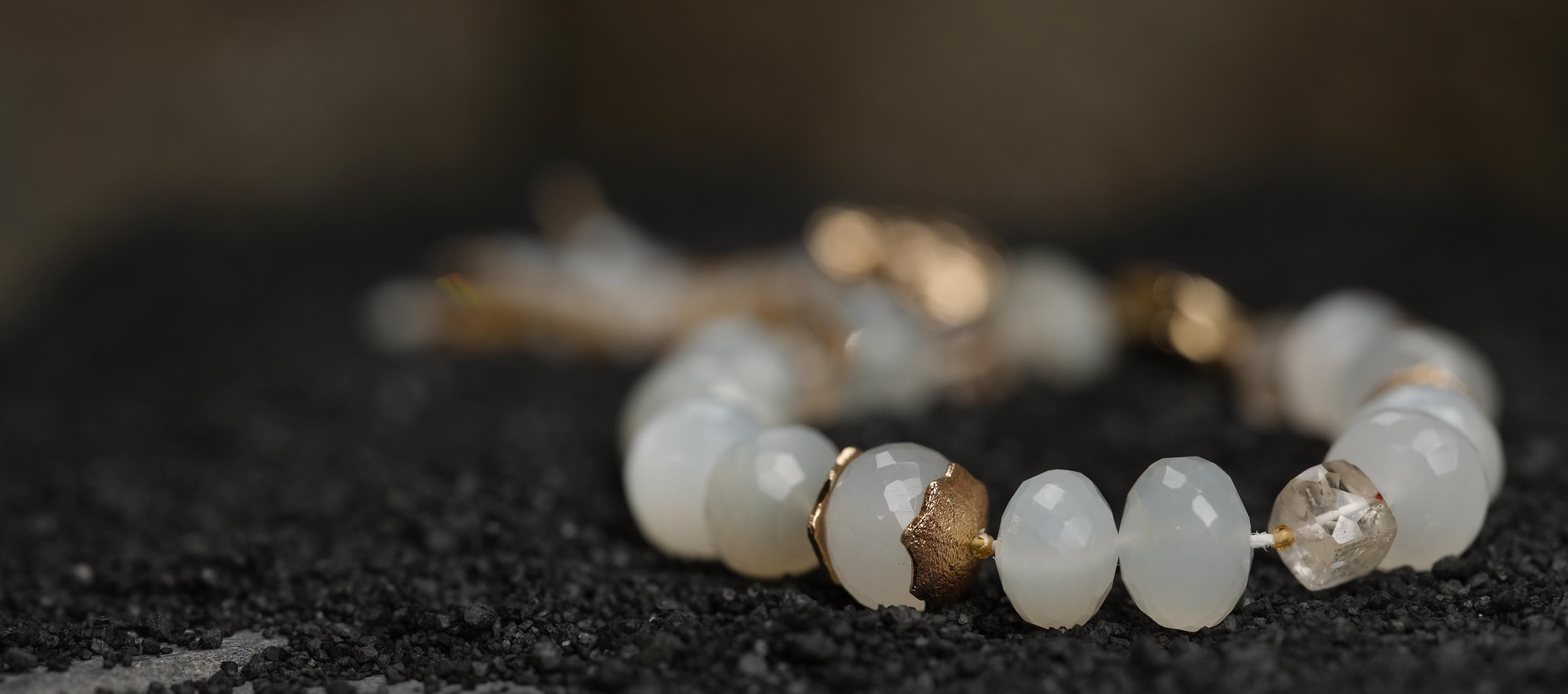 Armband aus Mondstein, kostbarem Topas und Gold (Perle) im Angebot