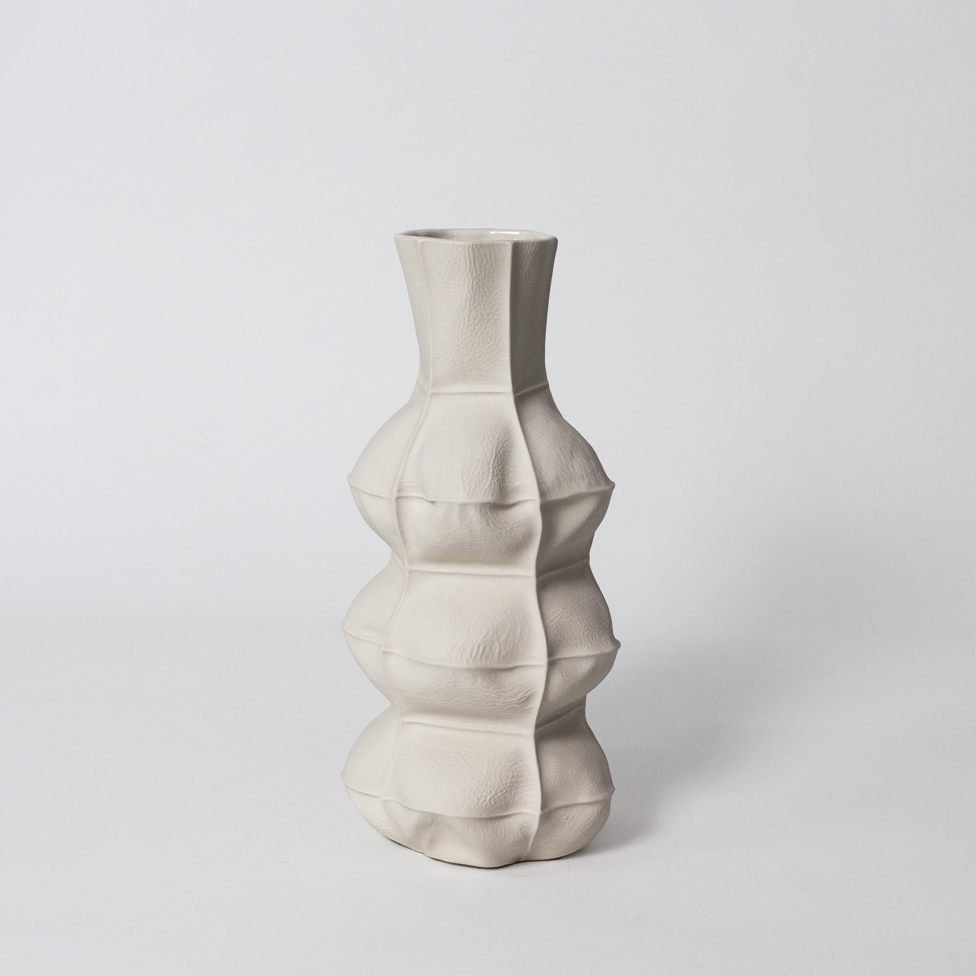 Jarrón de porcelana fundida en cuero, orgánico y escultural, de Luft Tanaka Studio

Dimensiones
4