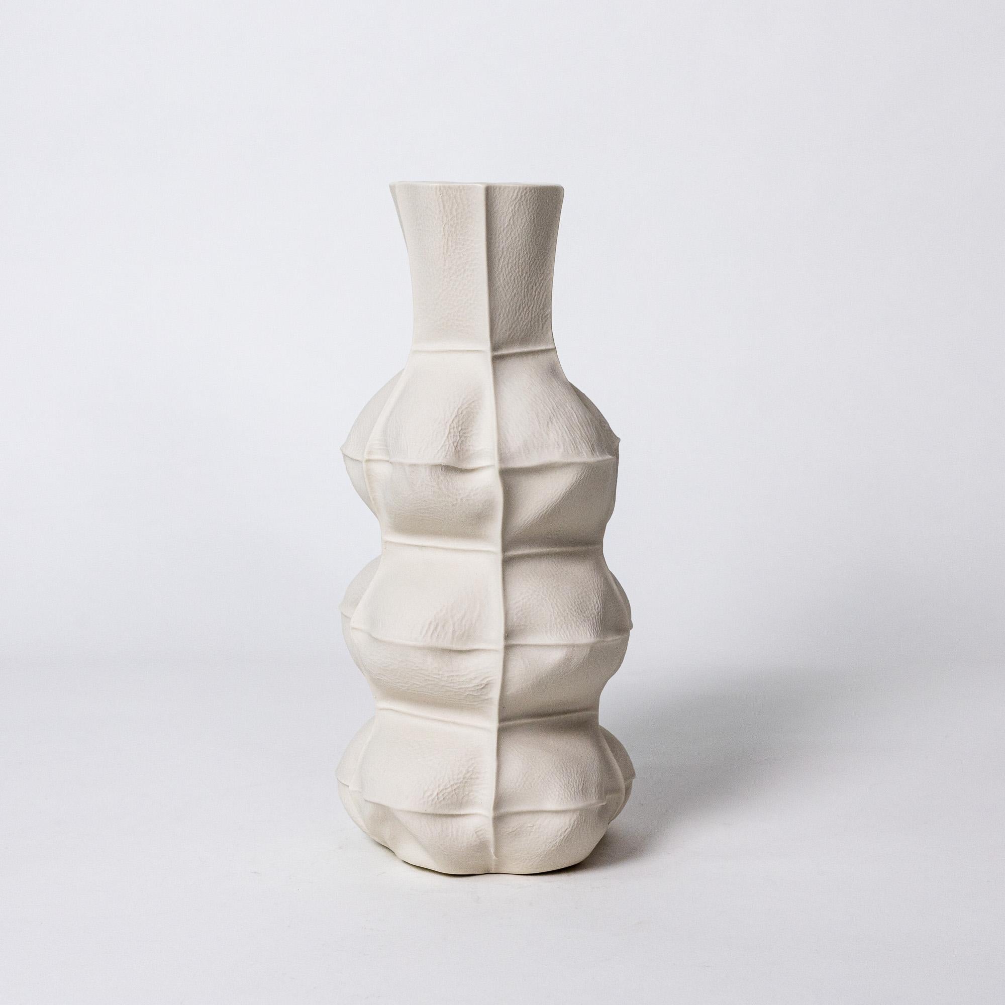 Jarrón Kawa Vase 23 de cerámica orgánica blanca, porcelana moldeada en cuero, táctil, escultura Moderno en venta