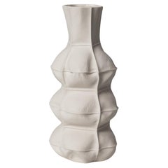 Jarrón Kawa Vase 23 de cerámica orgánica blanca, porcelana moldeada en cuero, táctil, escultura