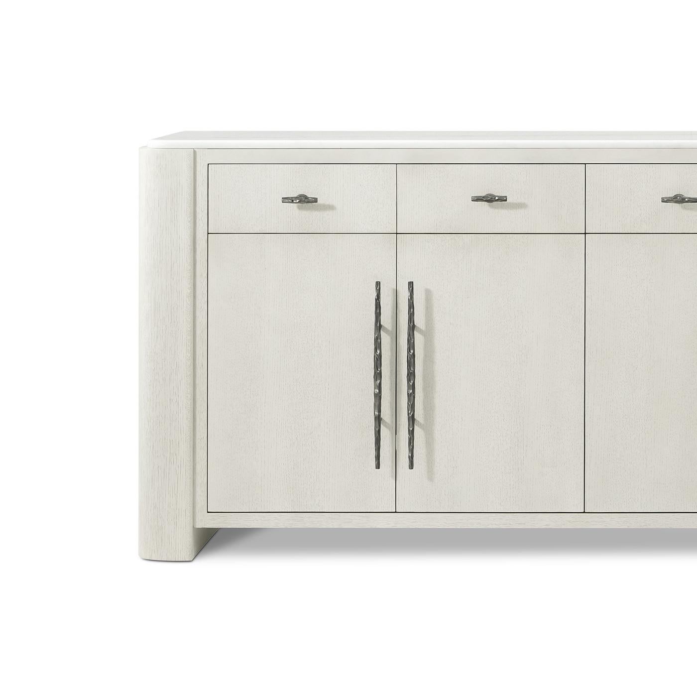 Ein raffiniertes Statement, das natürliche Eleganz mit zeitgenössischem Design verbindet. Eine geschliffene Steinplatte ruht zart auf einem exquisiten Rahmen aus Weißeiche und zeigt eine nahtlose Verschmelzung von Texturen und Materialien. Anmutige