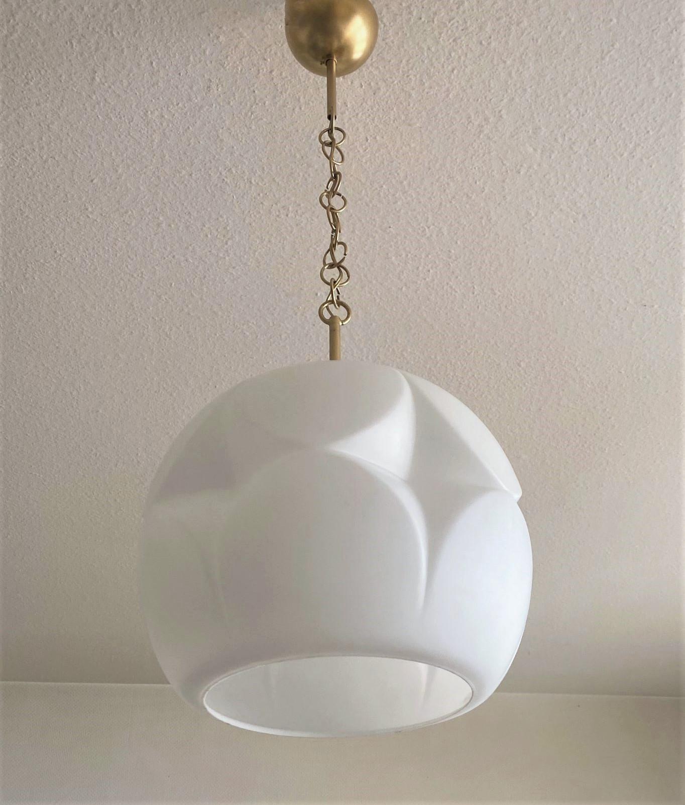 Pendentif en verre opale blanc de forme organique monté sur laiton par Peill & Putzler, 1970 Bon état - En vente à Frankfurt am Main, DE