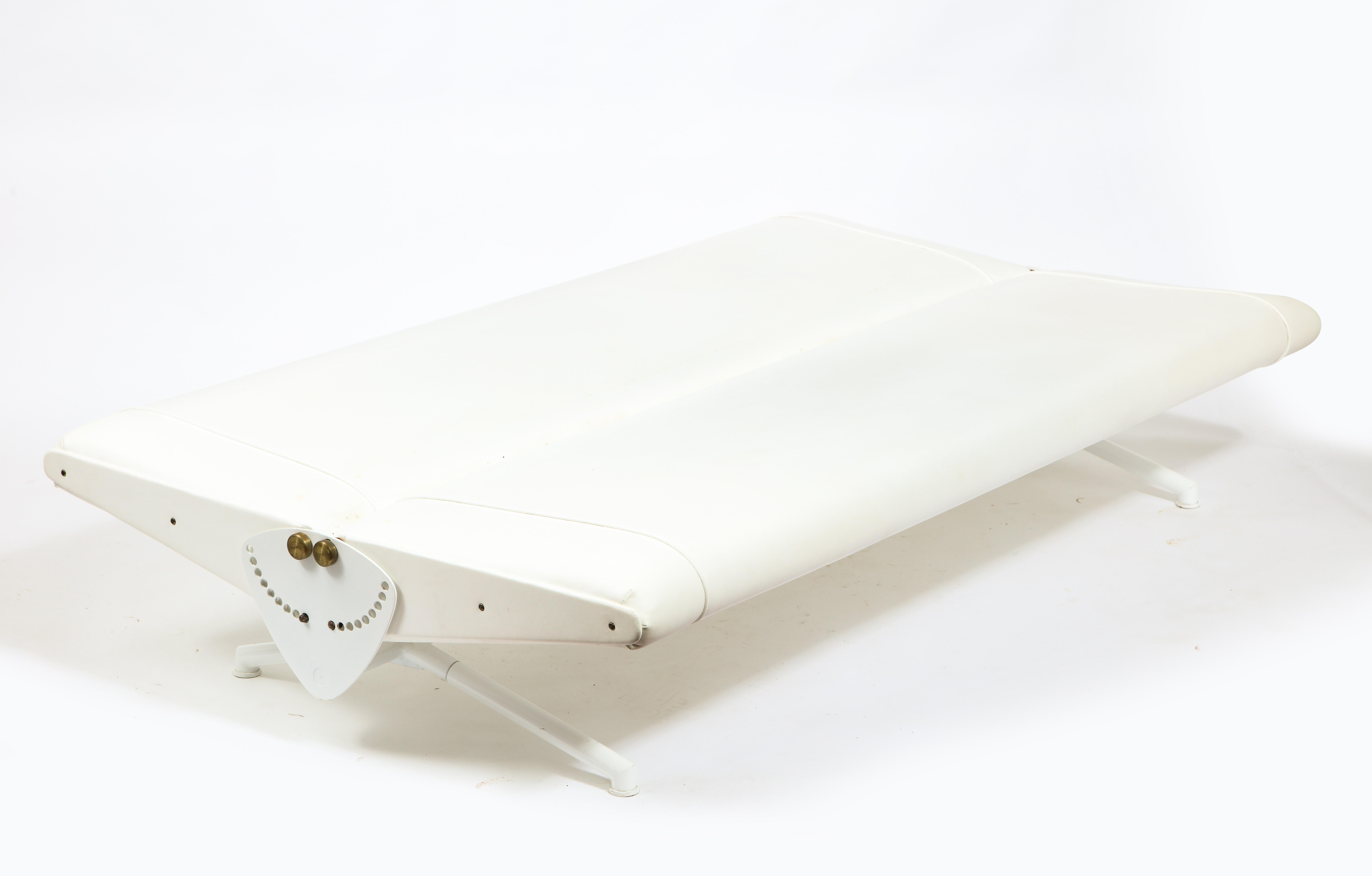 Osvaldo Borsani Weißes armloses Sofa D70 für Tecno, Italien 1950er Jahre im Angebot 5