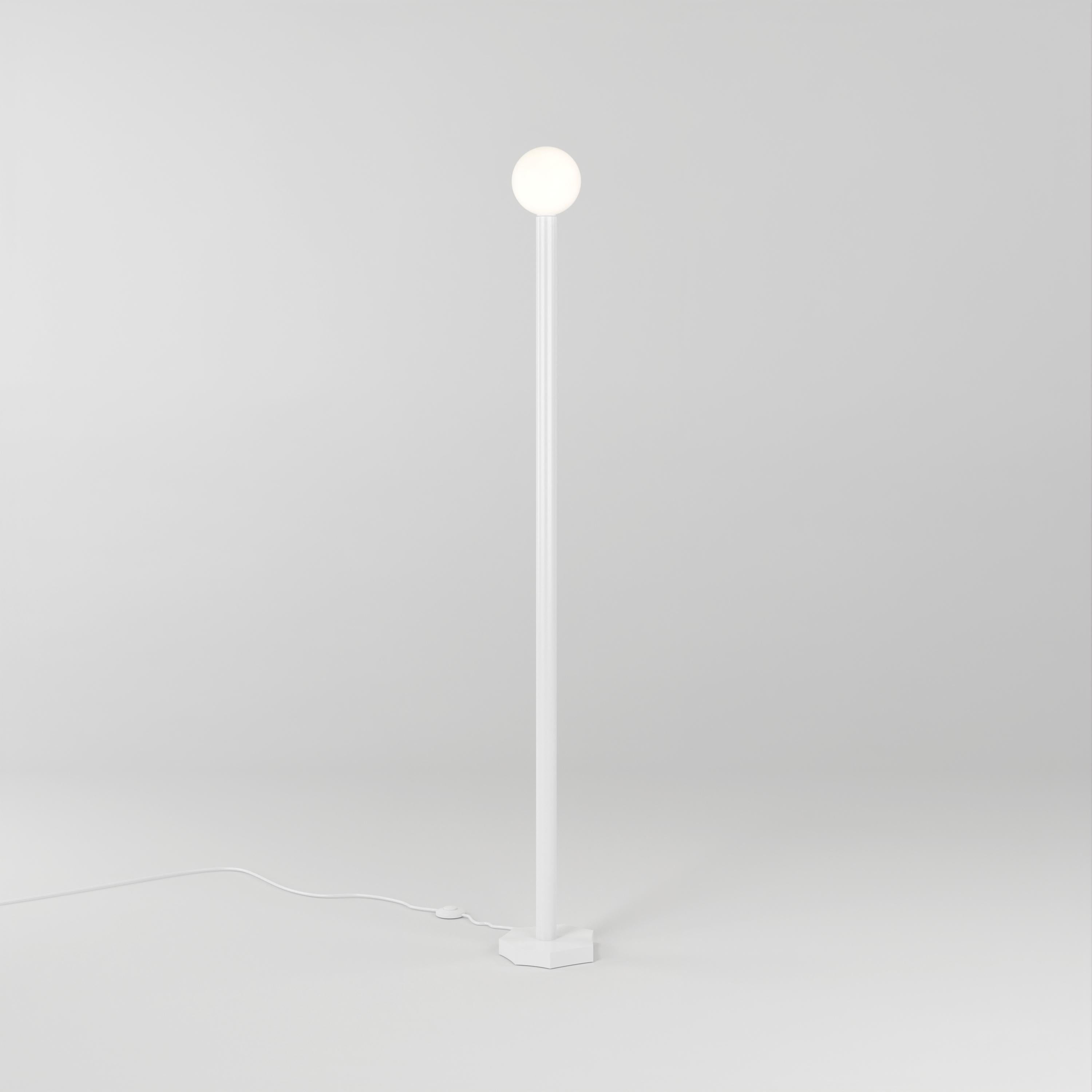 Lámpara de pie cortada con contornos blancos de Atelier Areti
Dimensiones: P 20,4 x A 156,7 cm.
Materiales: Metal con recubrimiento en polvo, cristal blanco.

Disponible en base cilíndrica cortada, base de forma libre o base de forma