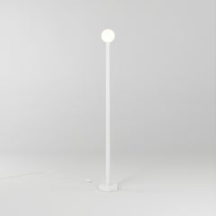 Lampe de sol coupée aux contours blancs par Atelier Areti