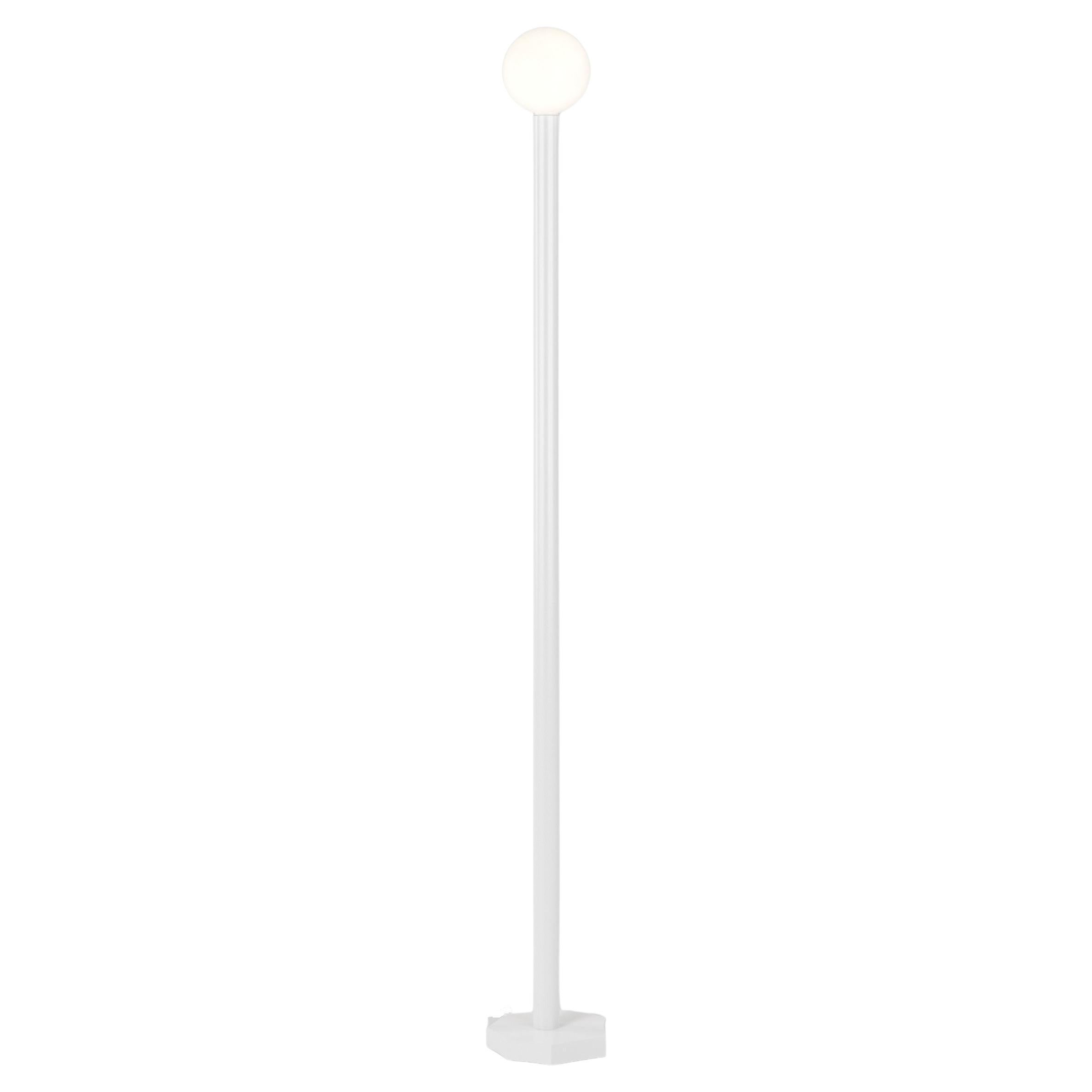 Lampe de sol coupée aux contours blancs par Atelier Areti