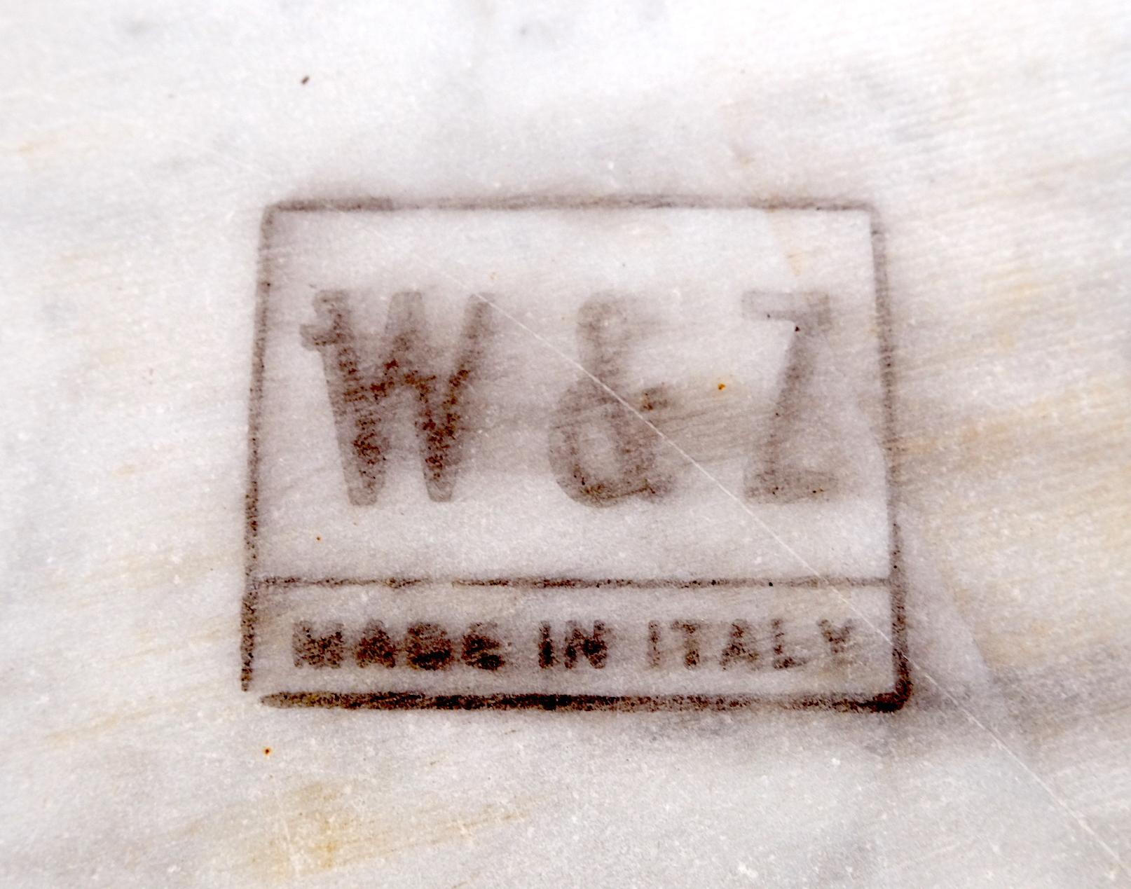 Weißer ovaler italienischer Couchtisch mit Carrara-Marmorplatte und Messingbeinen, Mid-Century Modern im Angebot 2