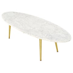 Table basse ovale italienne mi-siècle moderne mi-siècle avec plateau en marbre de Carrare blanc et pieds en laiton