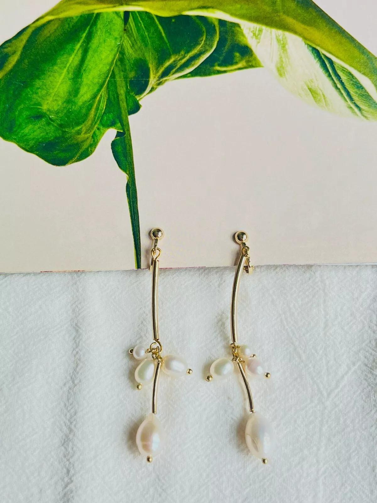 Perle ovali bianche a grappolo Arricciate a goccia lunga Eleganti orecchini a clip in oro In condizioni Nuovo in vendita a Wokingham, England