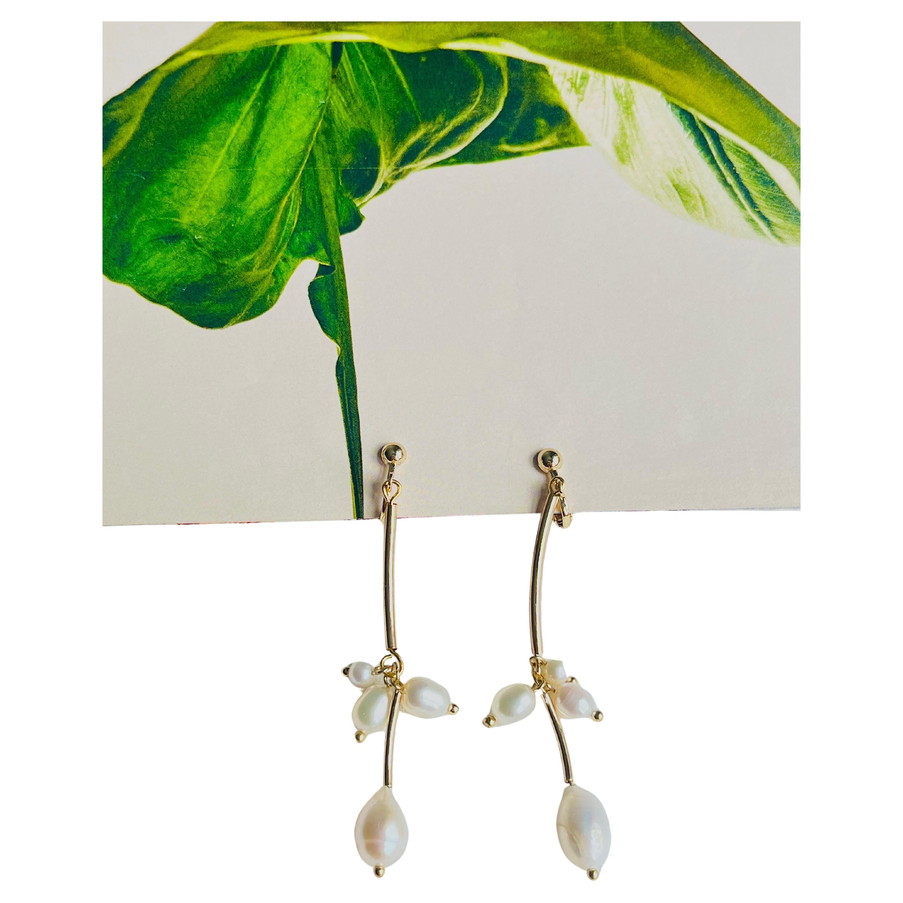 Perle ovali bianche a grappolo Arricciate a goccia lunga Eleganti orecchini a clip in oro