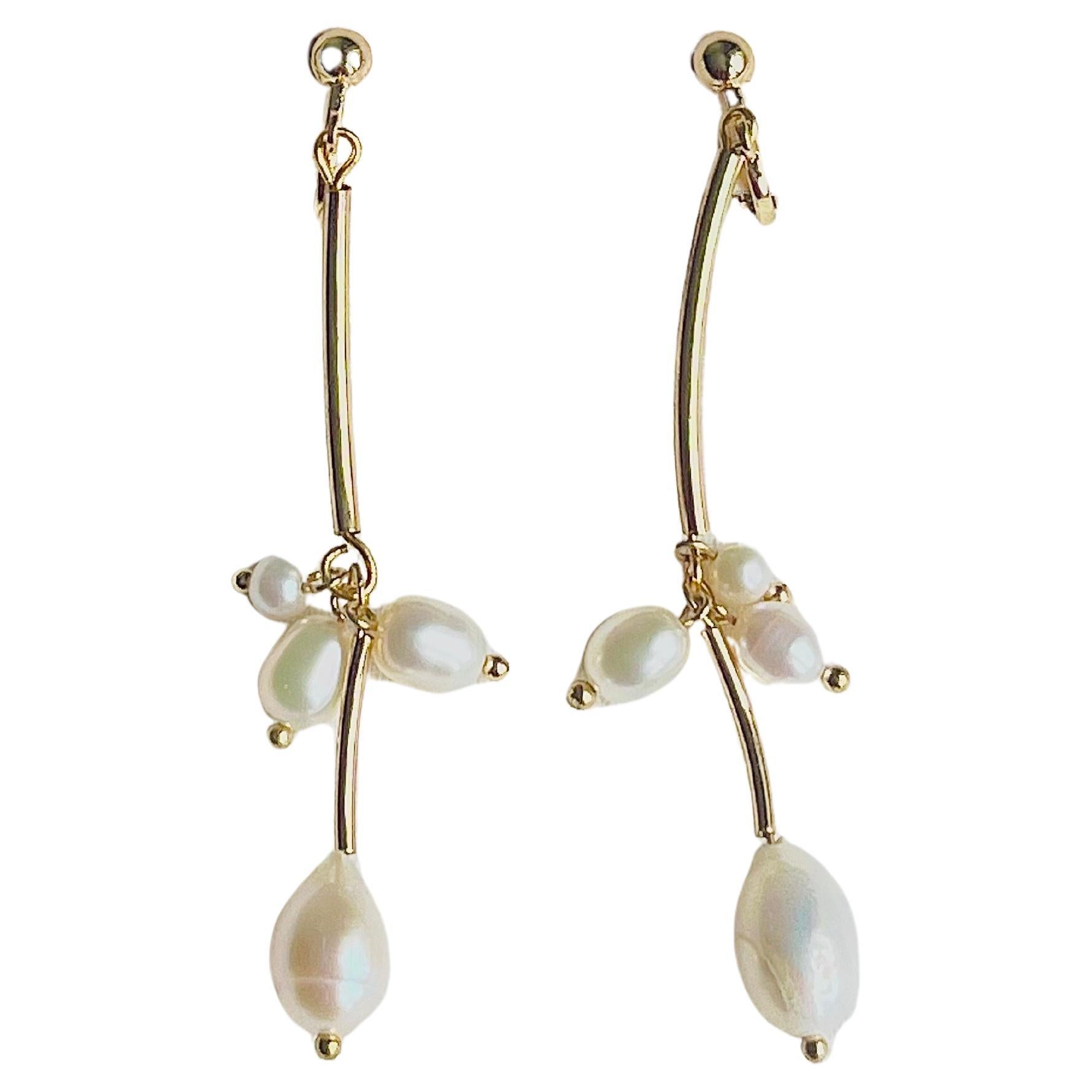 Perle ovali bianche a grappolo Arricciate a goccia lunga Eleganti orecchini a clip in oro in vendita
