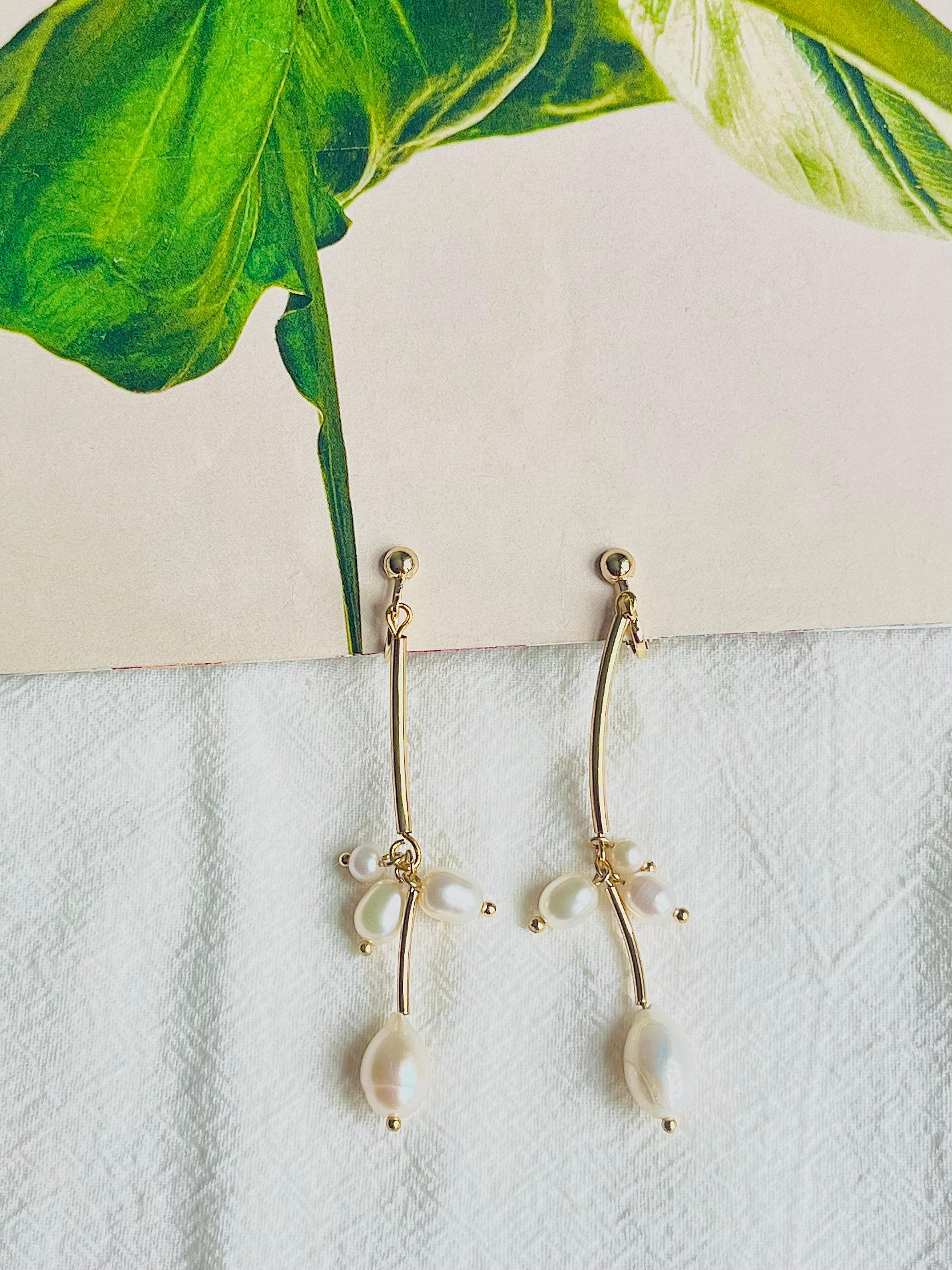 White Oval Cluster Pearls Curled Long Drop Dangle Elegant Gold Pierced Earrings In New Condition For Sale In Wokingham, England