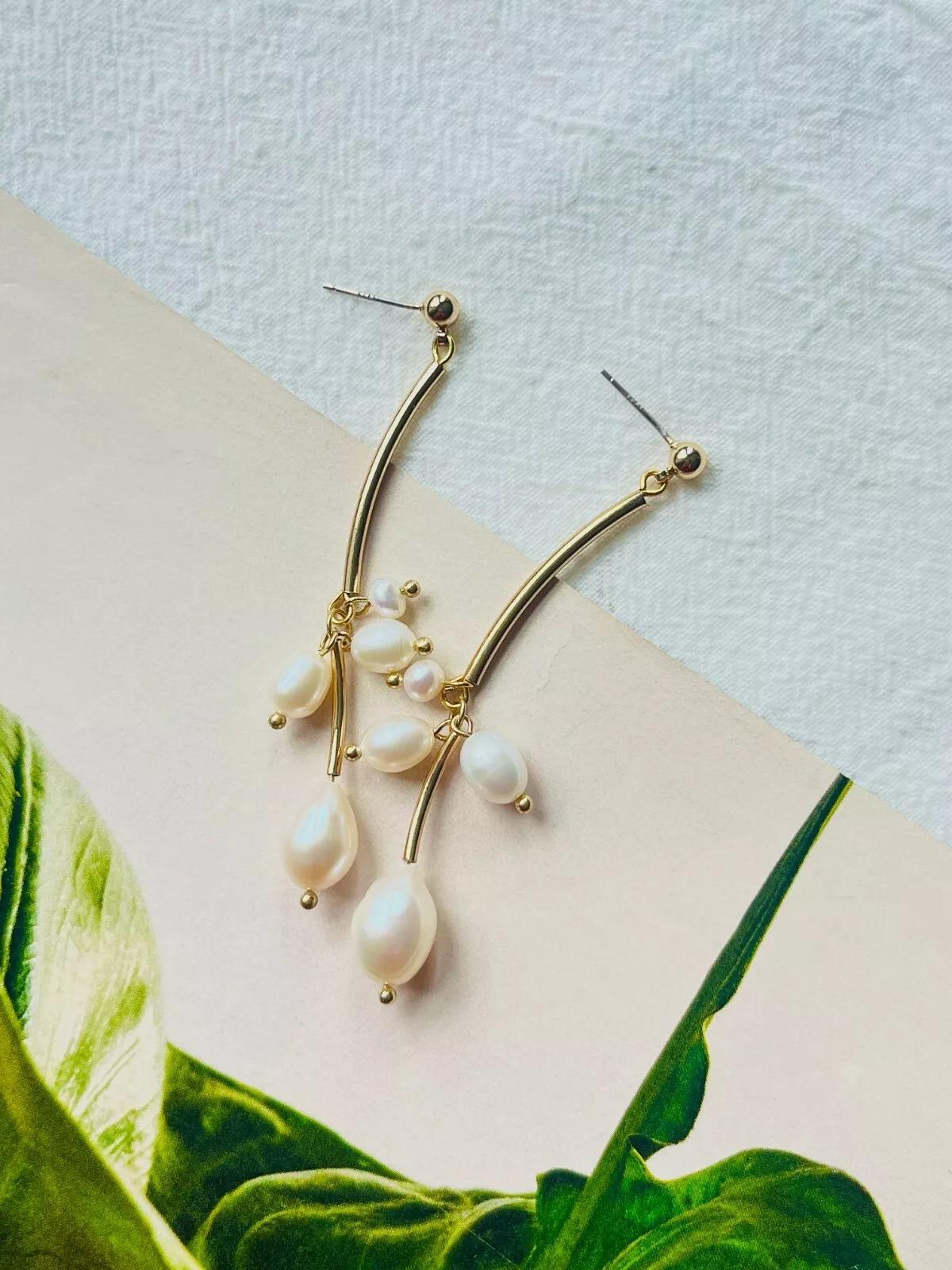 Weiße ovale Cluster-Perlen geschwungene lange Tropfen-Ohrringe aus elegantem Gold mit durchbohrten Ohrringen im Angebot 3