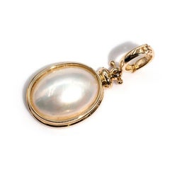 White Oval Mabe Pearl 9 Carat Yellow Gold Dome Solitaire Vintage Ring