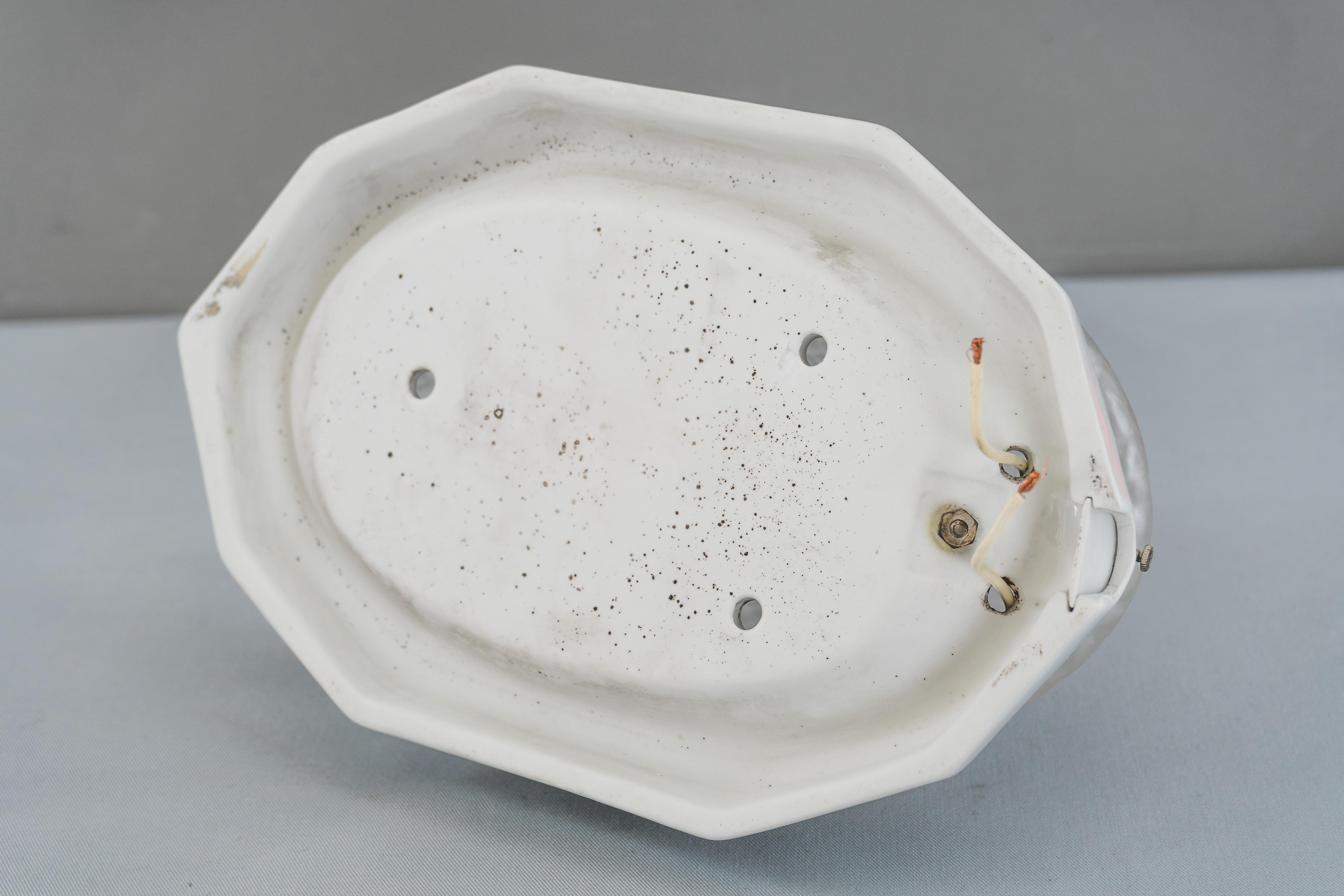 Porcelaine Applique ou plafonnier en porcelaine ovale blanche avec abat-jour en verre d'origine:: vers 1920 en vente