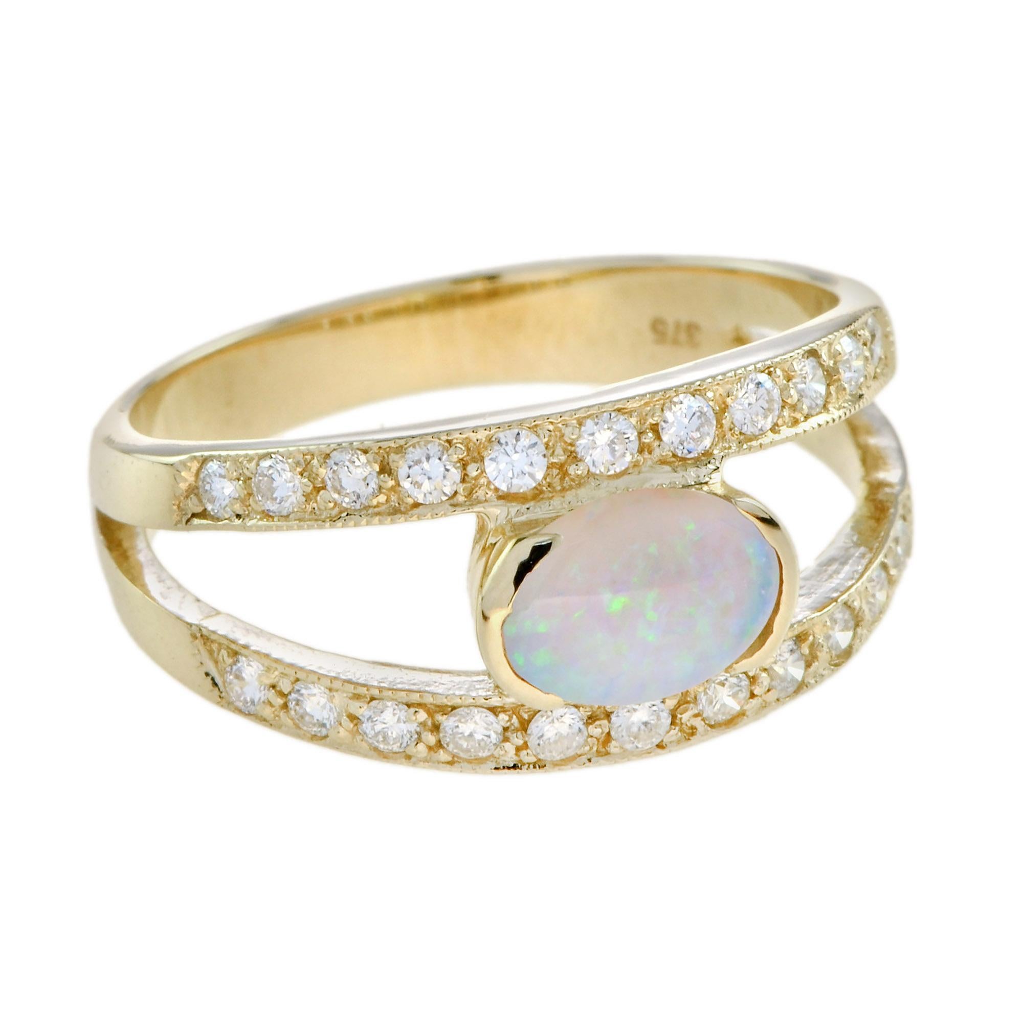 Cadeau idéal pour un ami ou un membre de la famille, cette bague en or jaune 9 carats est ornée d'une opale ovale et de diamants sur et sous l'opale ovale centrale. 
Informations sur l'anneau
Style : Vintage
Poids total : 3,09 g. (approx. poids