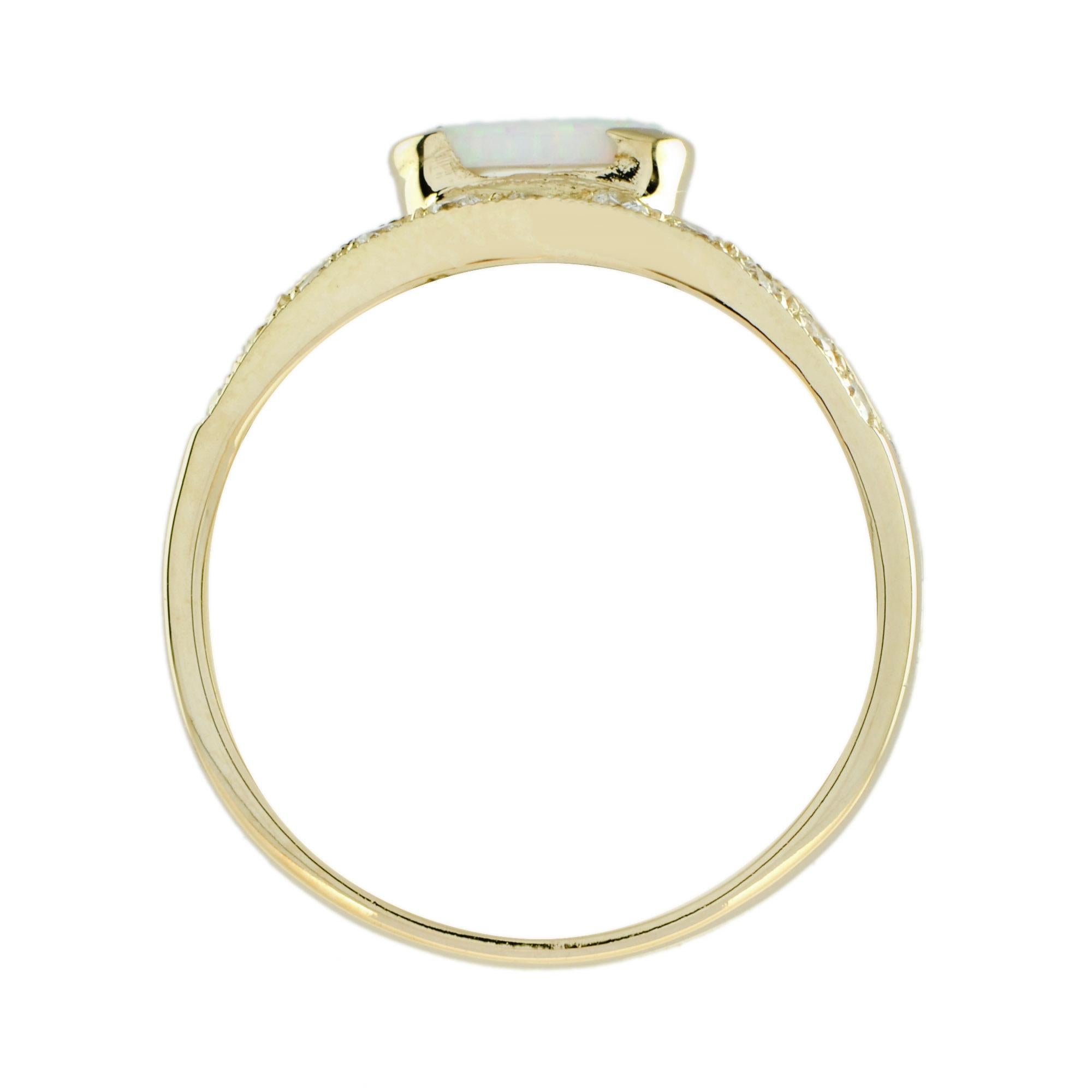 Bague en or jaune 9K de style vintage avec opale ovale blanche et diamant Pour femmes en vente