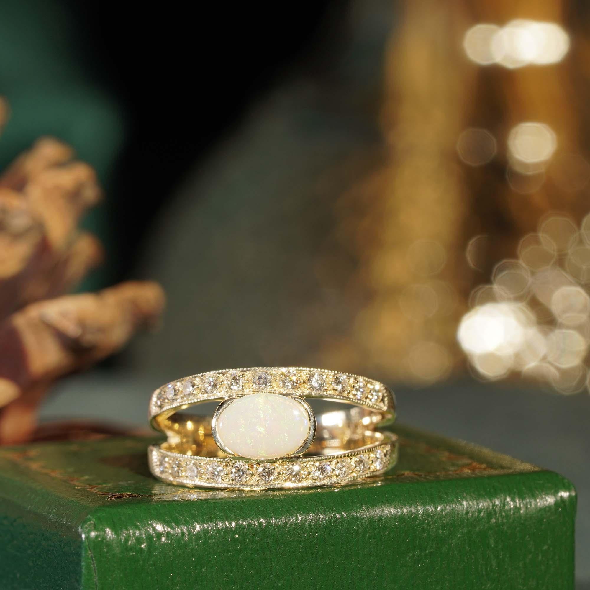 Bague en or jaune 9K de style vintage avec opale ovale blanche et diamant en vente 2