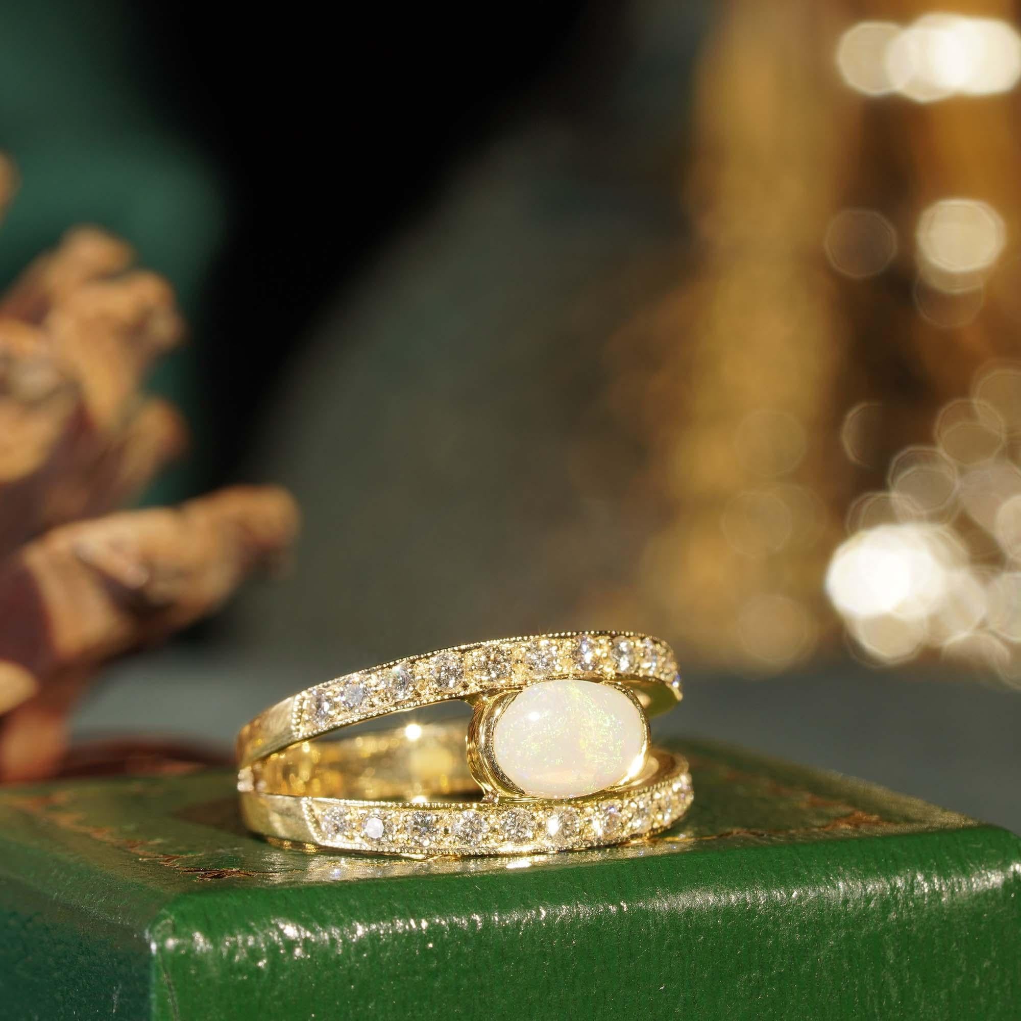 Bague en or jaune 9K de style vintage avec opale ovale blanche et diamant en vente 3