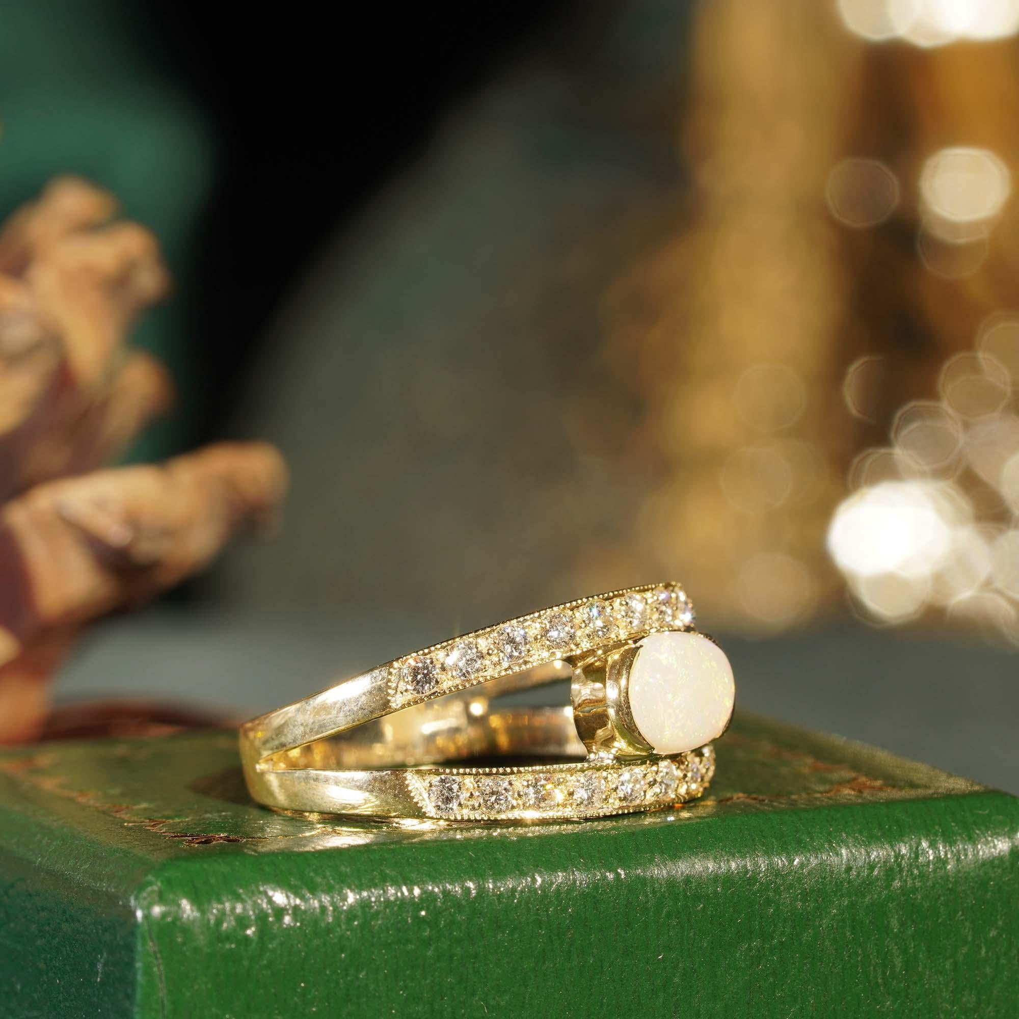 Bague en or jaune 9K de style vintage avec opale ovale blanche et diamant en vente 4