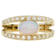 Bague en or jaune 9K de style vintage avec opale ovale blanche et diamant