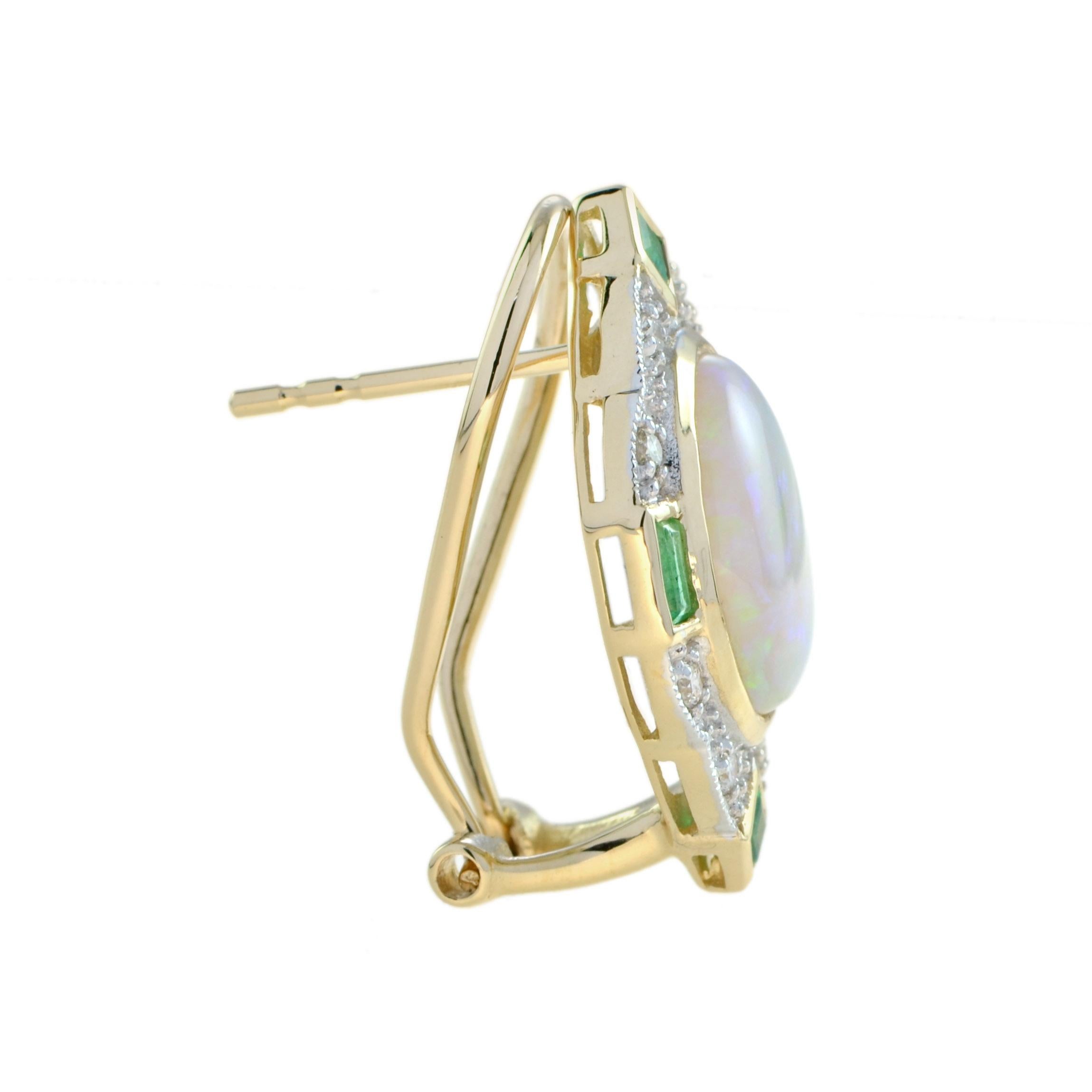 In diesen fantasievollen, vom Art déco inspirierten Ohrringen ist ein opulenter ovaler Opal von insgesamt 4,20 Karat, umgeben von funkelnden runden Diamanten und Smaragden. Dieses charmante Stück ist ein schöner Schmuck für einen besonderen