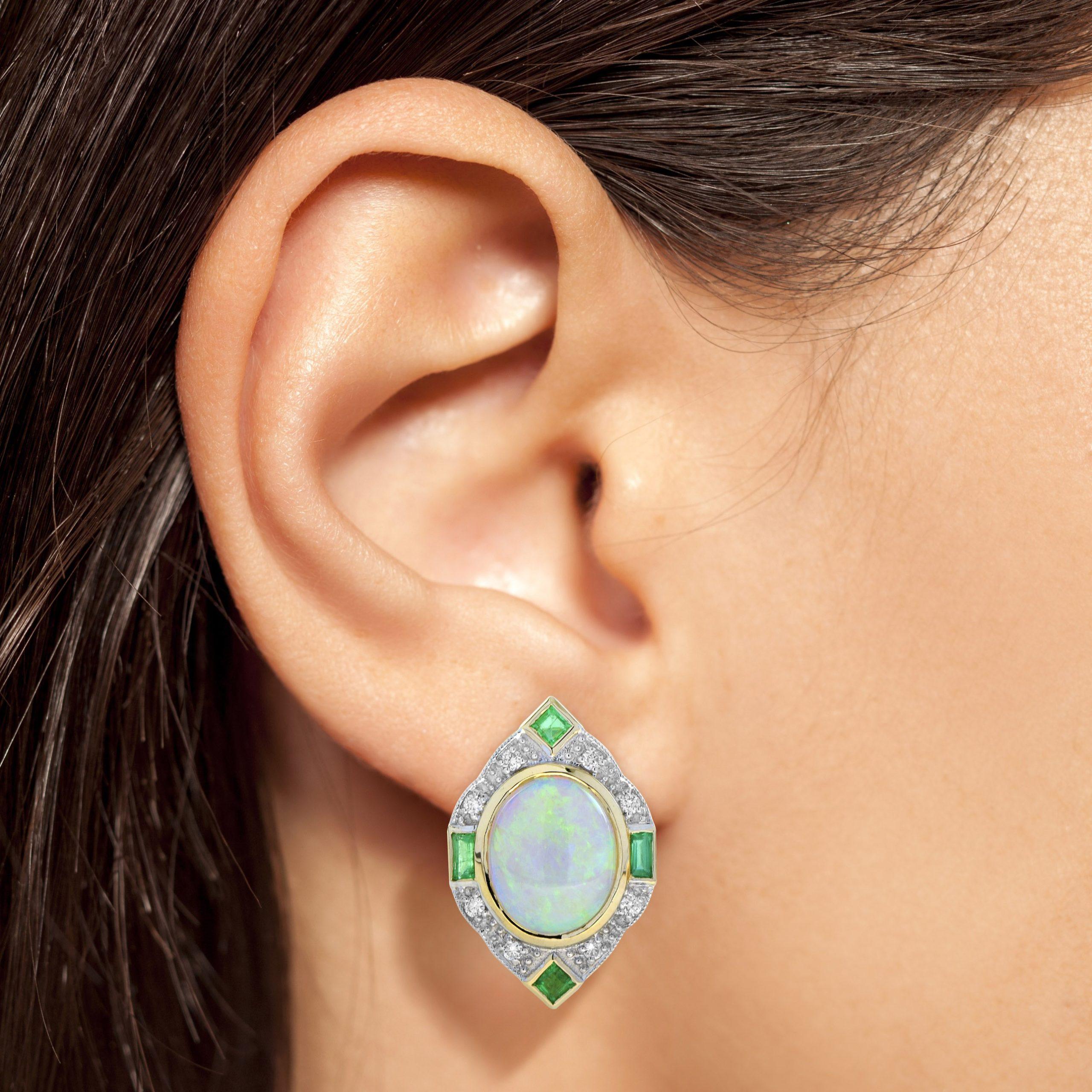 Weiße ovale Form Opal & Smaragd und Diamant Vintage inspirierte 14K Gold Ohrringe im Zustand „Neu“ im Angebot in Oakton, VA