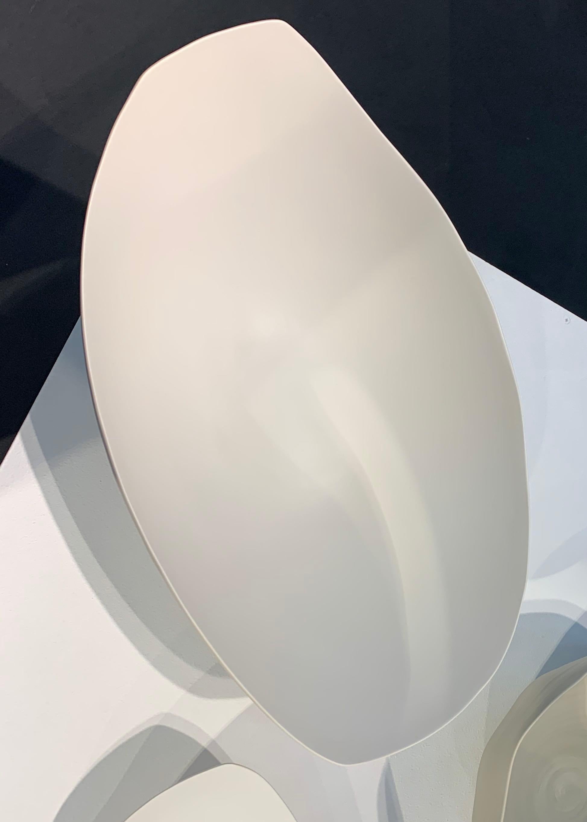 White Oval Shaped Fine Ceramic Bowl, Italy In New Condition In New York, NY