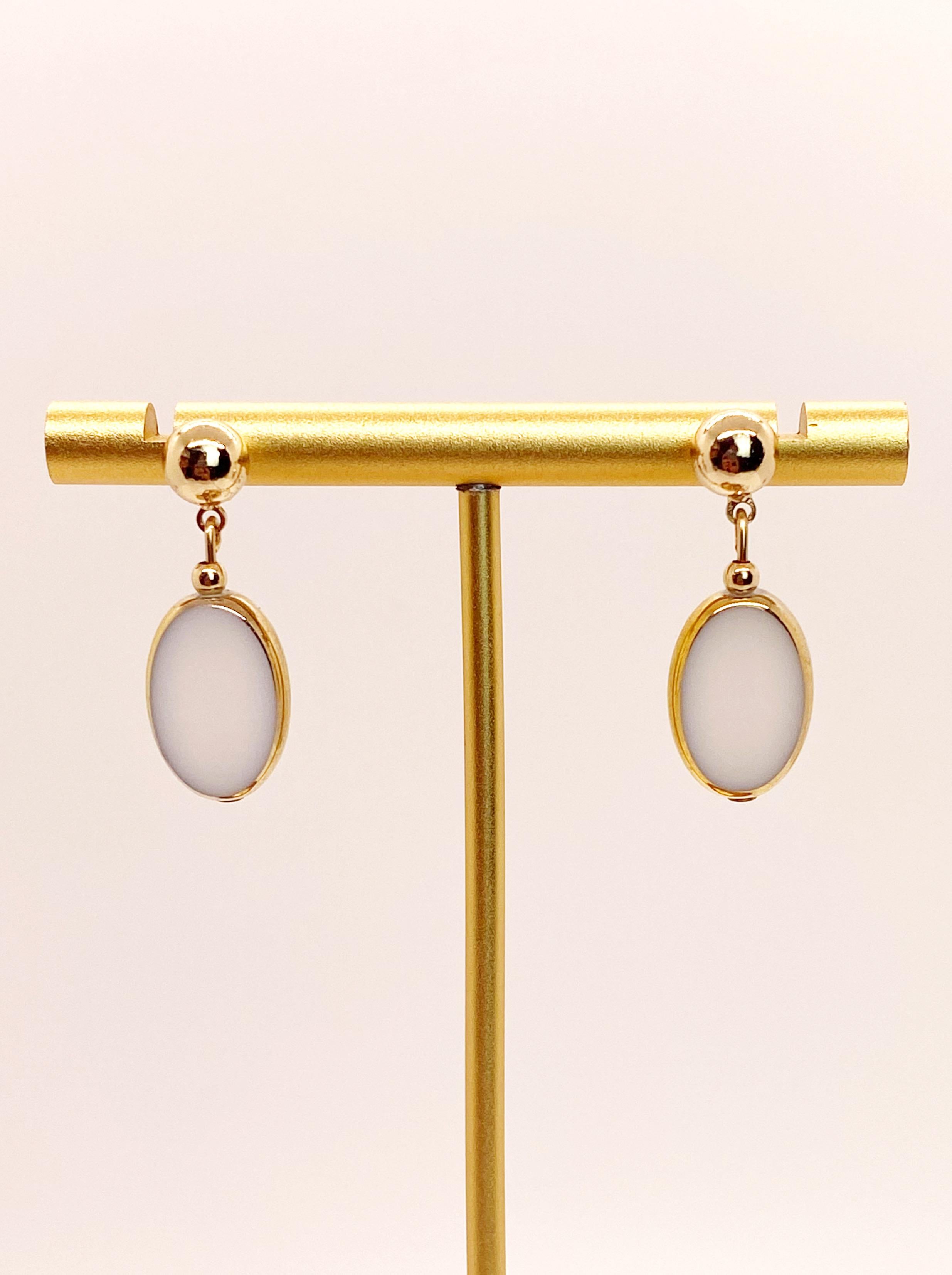Boucles d'oreilles vintage allemandes ovales en verre blanc bordées d'or 24 carats Pour femmes en vente