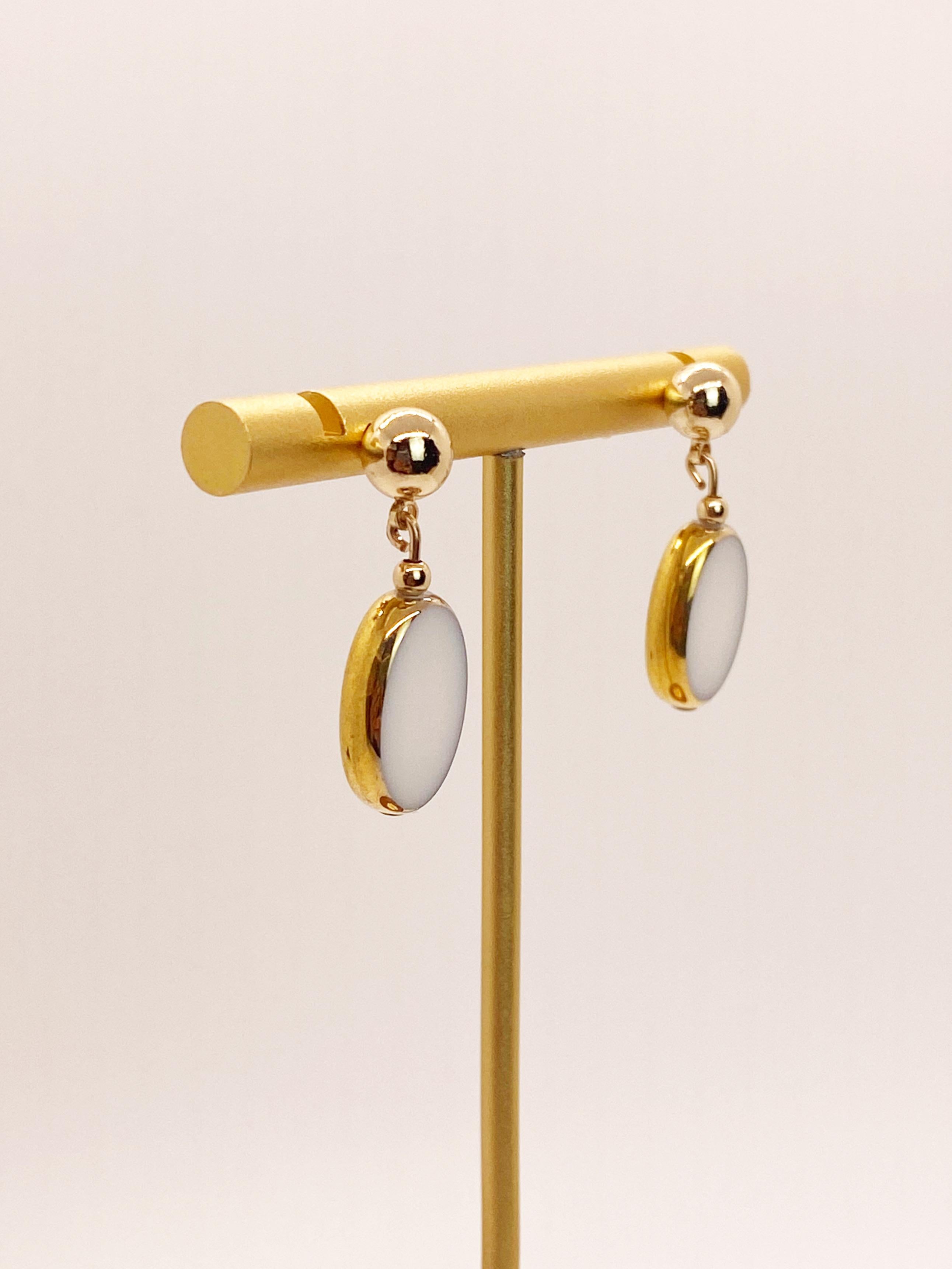 Boucles d'oreilles vintage allemandes ovales en verre blanc bordées d'or 24 carats en vente 1