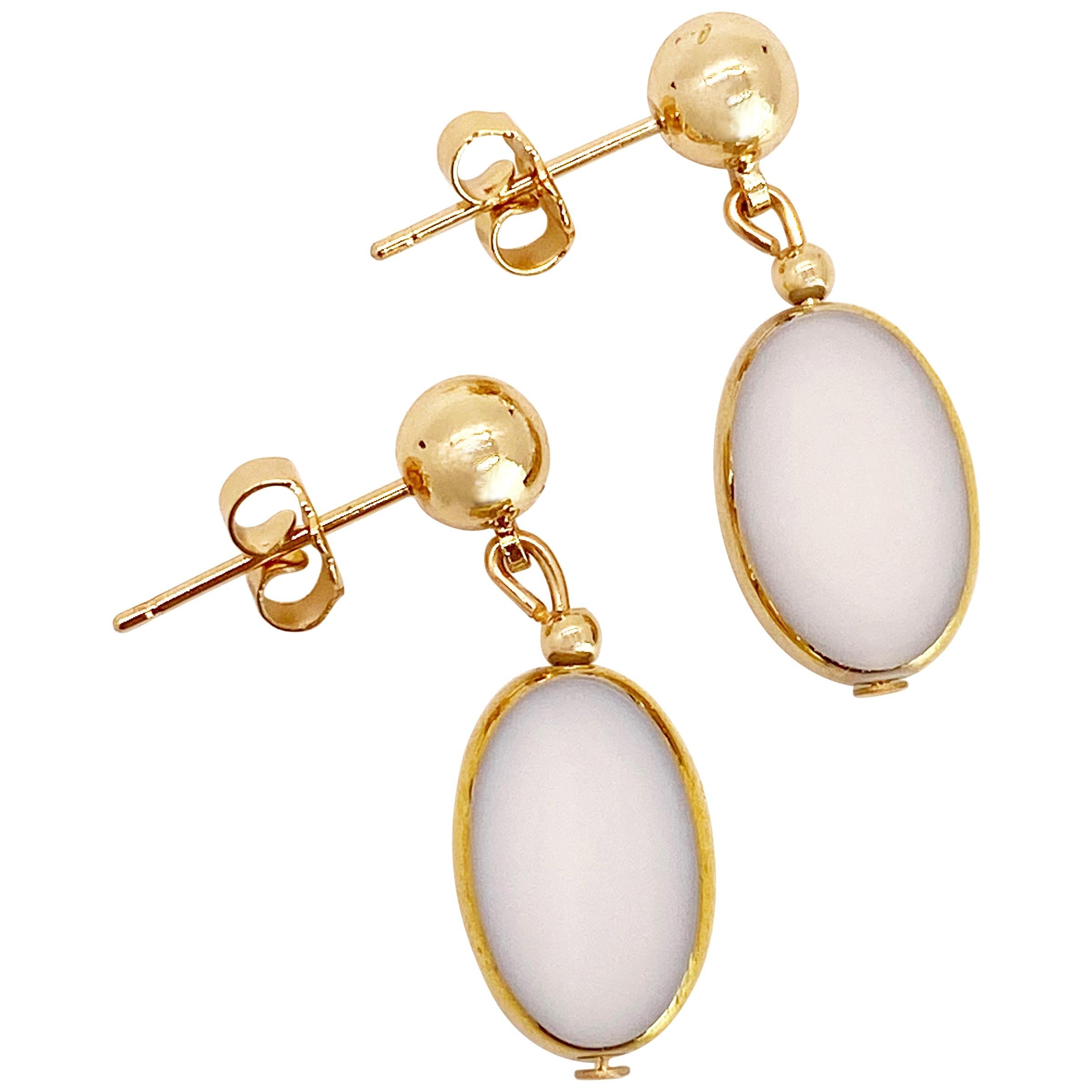 Boucles d'oreilles vintage allemandes ovales en verre blanc bordées d'or 24 carats en vente