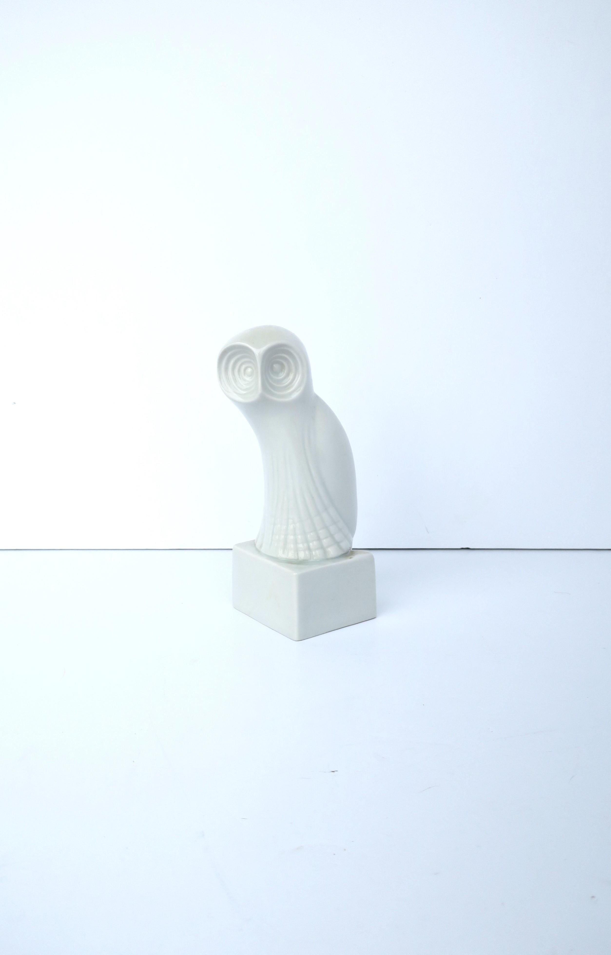 Escultura objeto de porcelana de pájaro búho blanco Moderno de mediados de siglo en venta