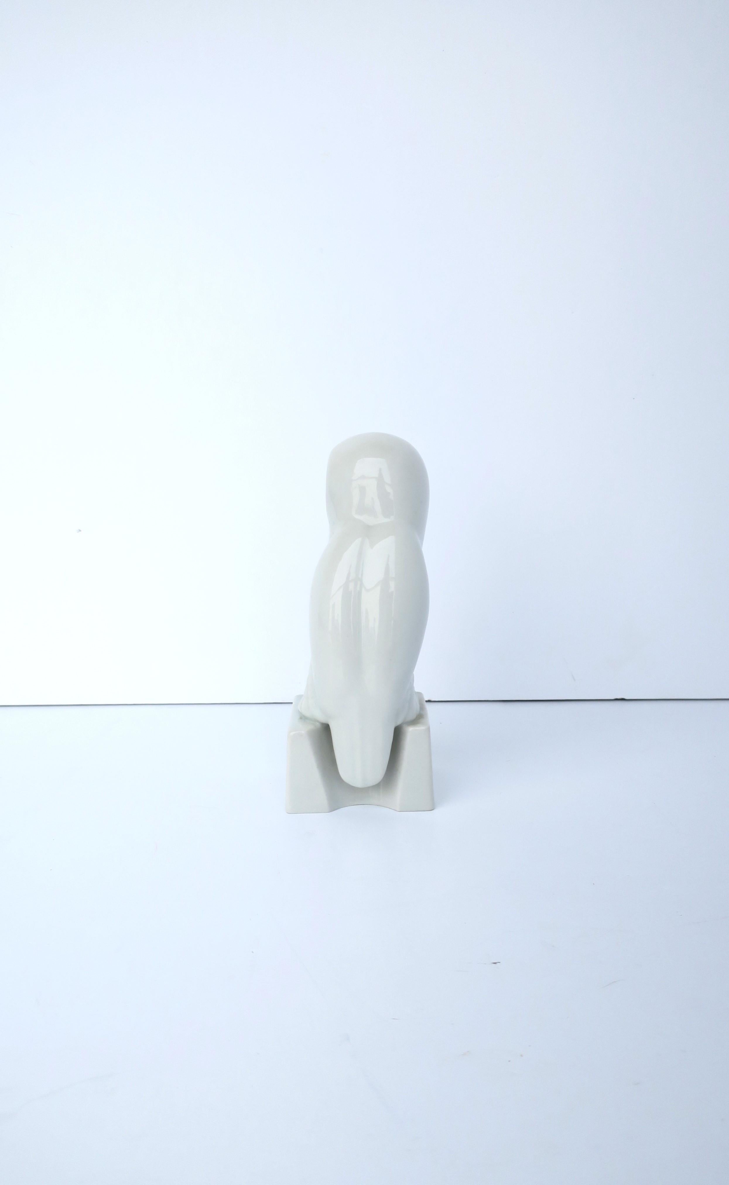 Sculpture d'objet en porcelaine - Hibou blanc Excellent état - En vente à New York, NY