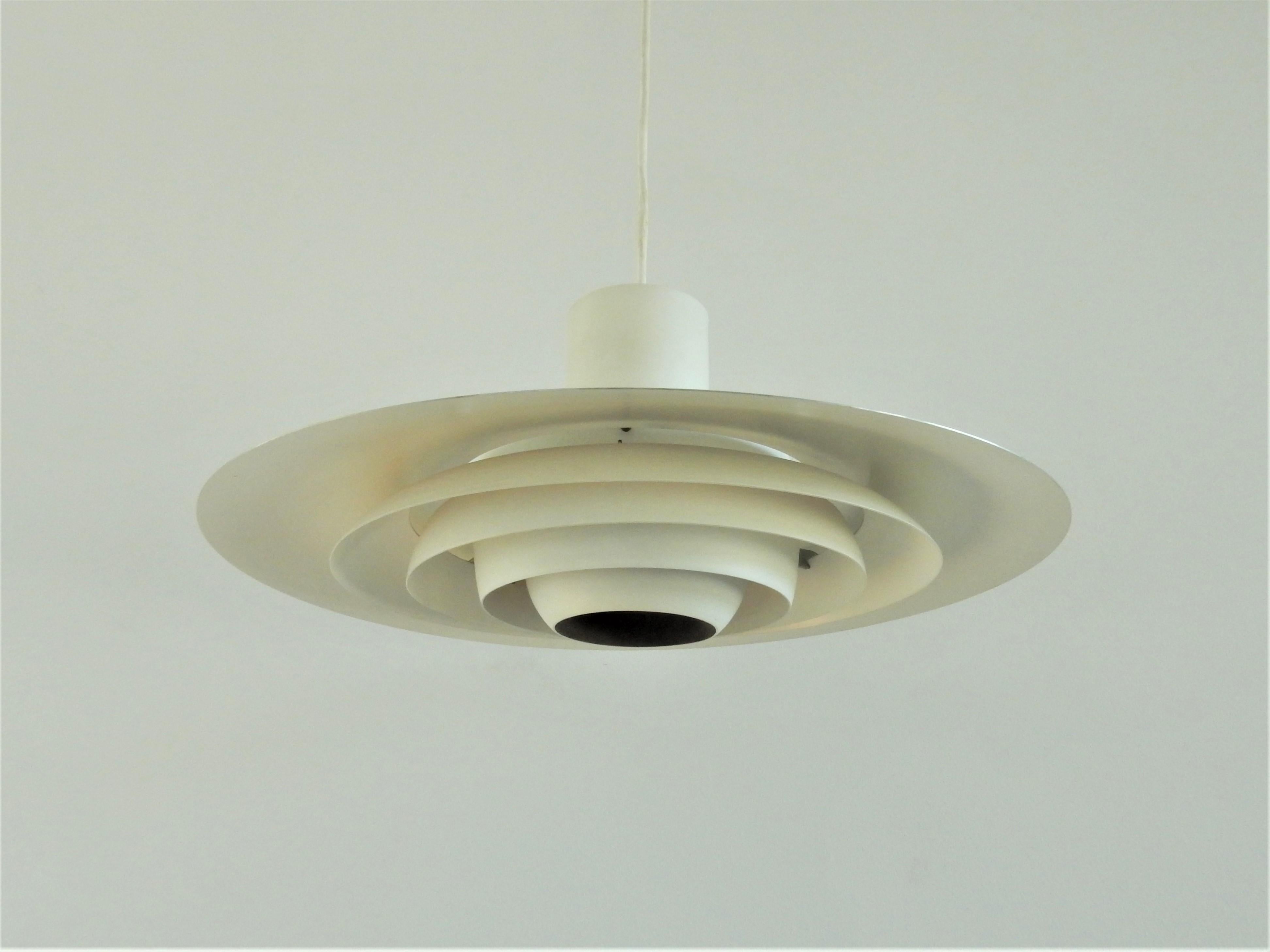 This gorgeous P376 or Kastholm pendant was designed by Jørgen Kastholm & Preben Fabricius for Nordisk Solar Compagni in 1964. This pendant came in three sizes and this one is the smallest size with a diameter of 47.5 cm. The pendant is made of white