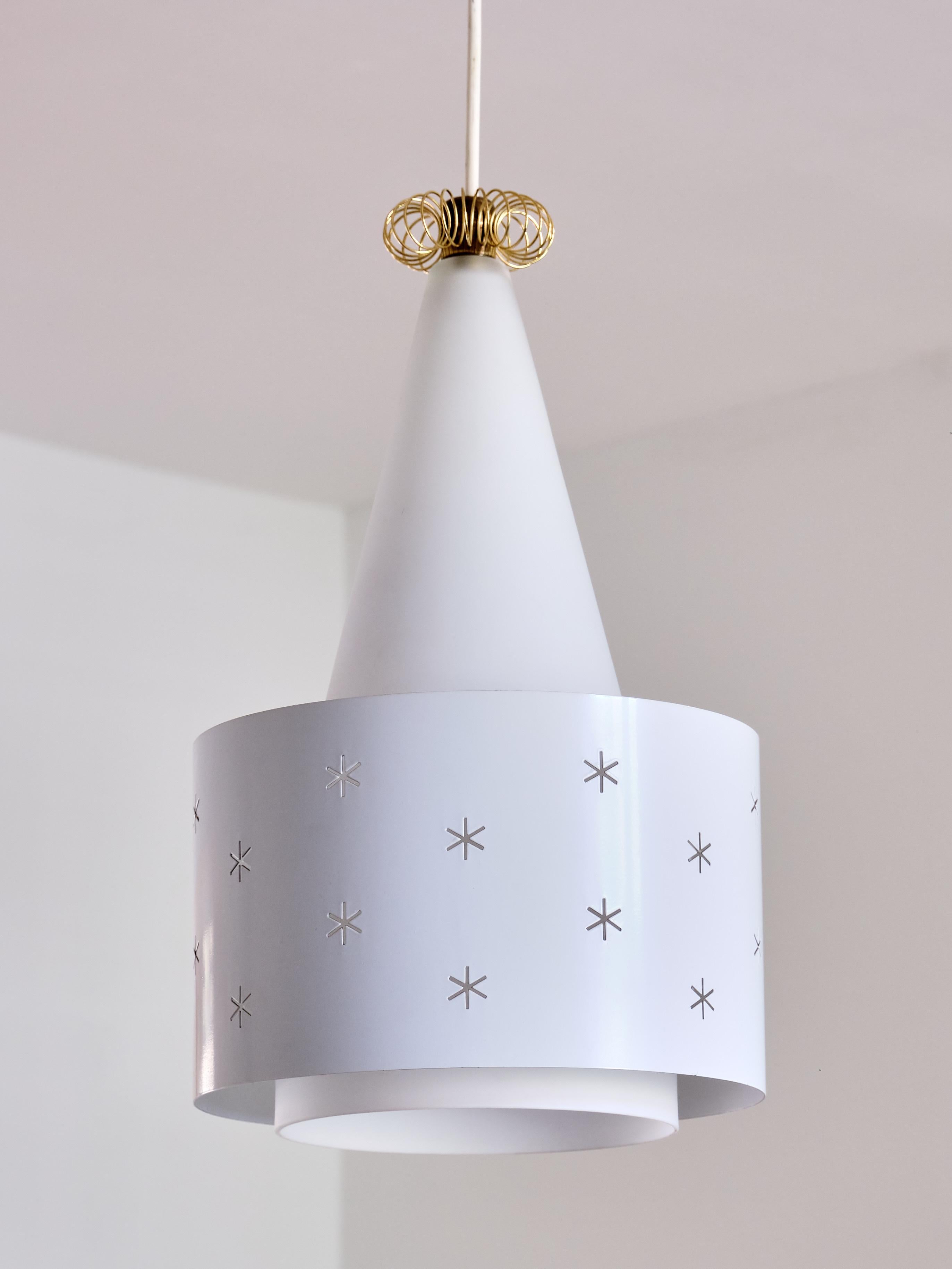 Pendentif blanc Paavo Tynell, modèle K2-10, Idman, Finlande, 1955 Bon état - En vente à The Hague, NL