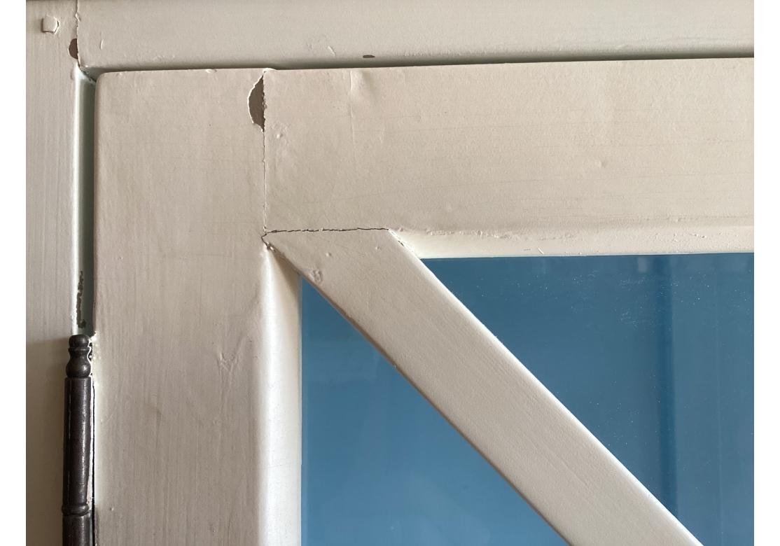 Armario de dos cuerpos decorado con pintura blanca 10