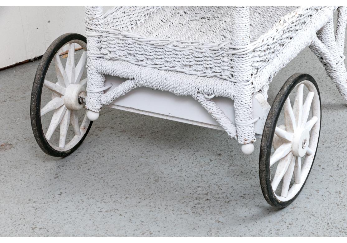 Carrito de Té Antiguo de Mimbre Decorado con Pintura Blanca, Ca. 1890 en venta 4