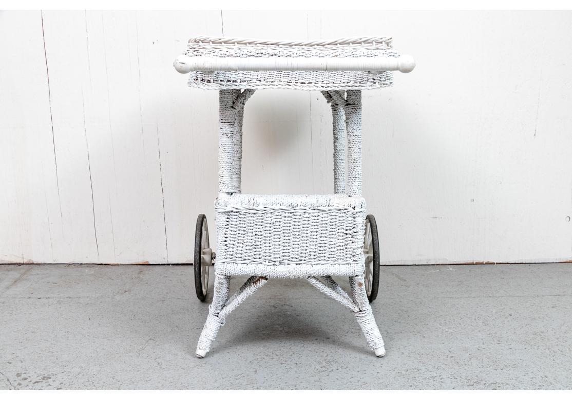 Carrito de Té Antiguo de Mimbre Decorado con Pintura Blanca, Ca. 1890 en venta 6