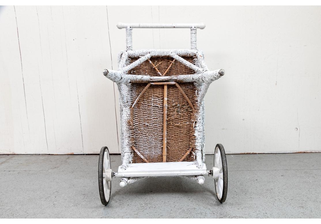 Carrito de Té Antiguo de Mimbre Decorado con Pintura Blanca, Ca. 1890 en venta 13