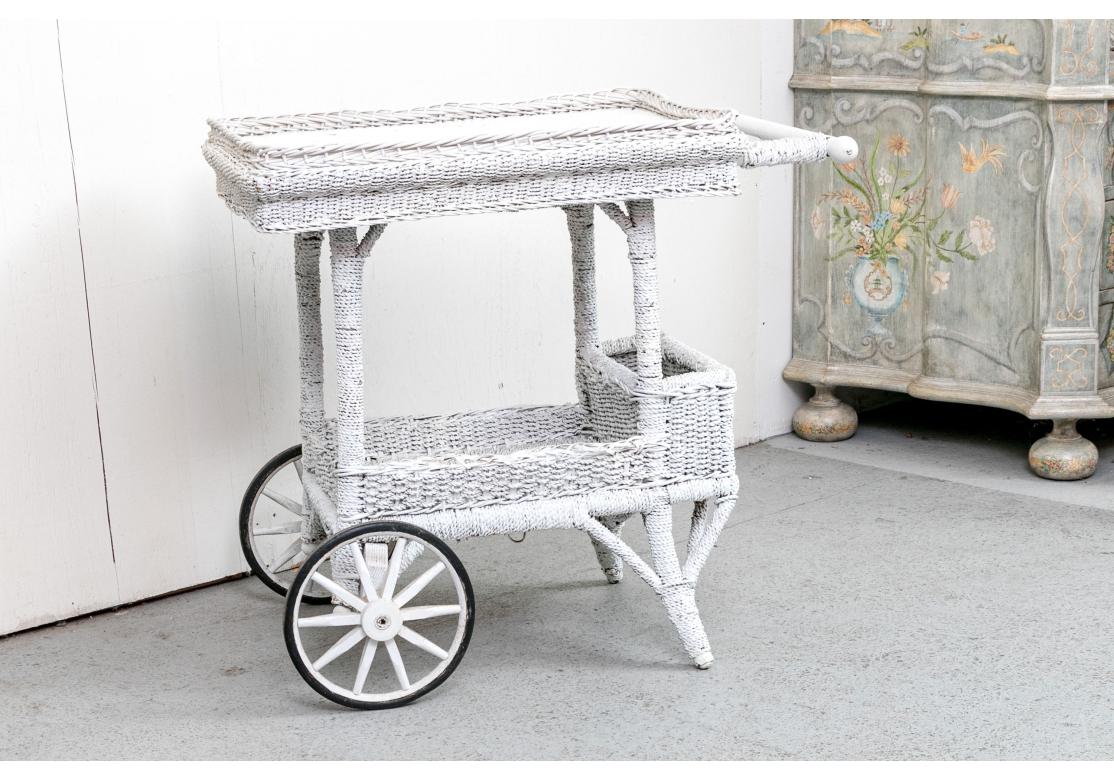 Carrito de Té Antiguo de Mimbre Decorado con Pintura Blanca, Ca. 1890 Adirondack en venta