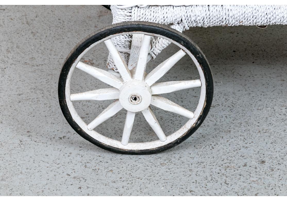 Carrito de Té Antiguo de Mimbre Decorado con Pintura Blanca, Ca. 1890 en venta 2